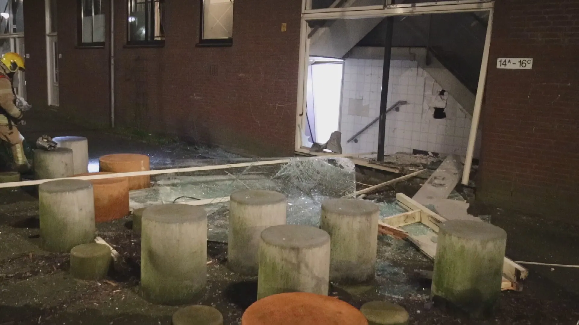 Ravage na explosie Rotterdam, ruiten door heel de straat gesneuveld