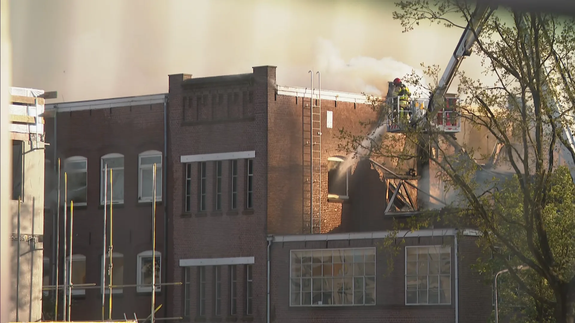 Grote brand in leegstaande fabriek in volksbuurt Hilversum, woning ontruimd