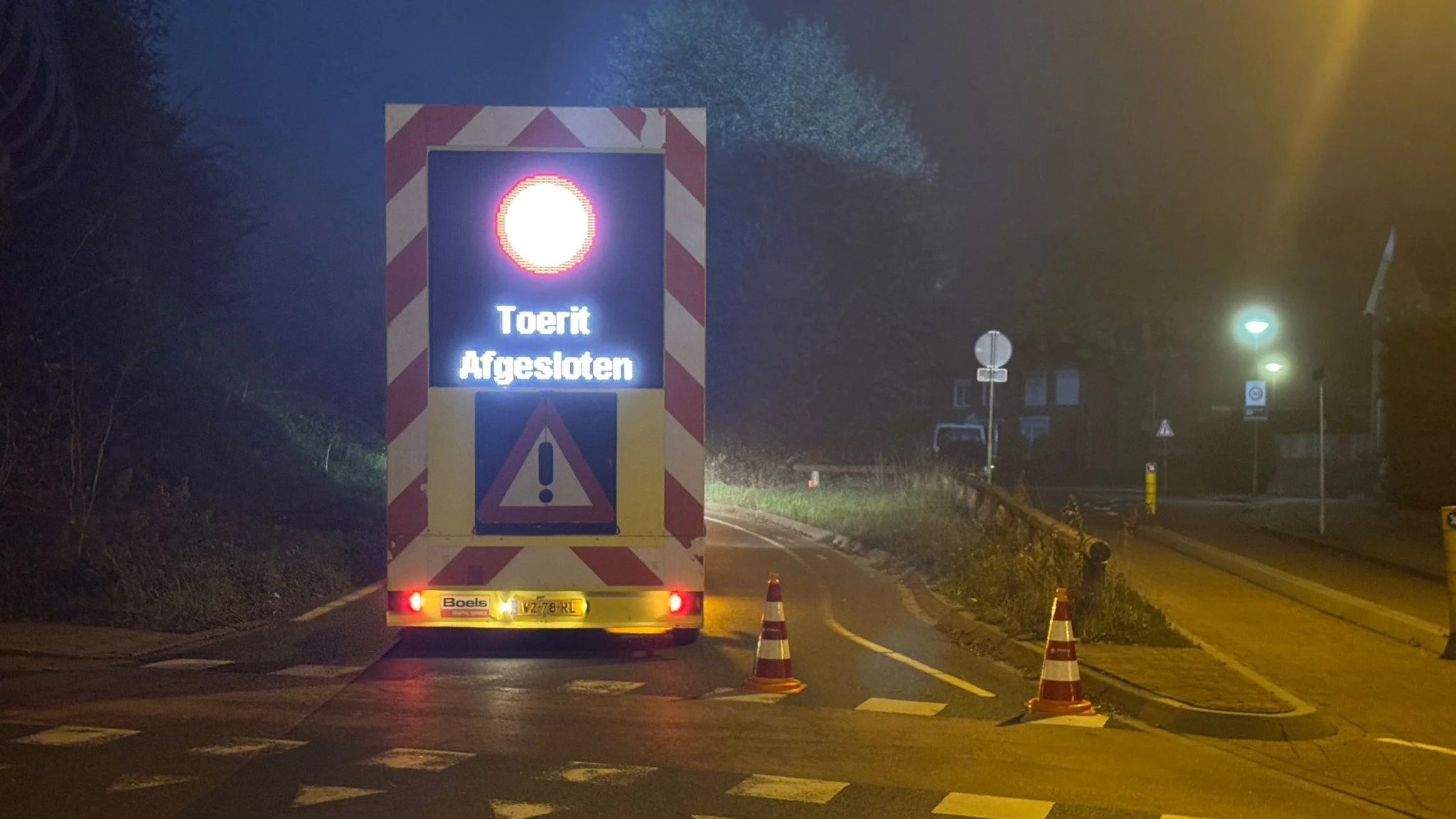 A2 blijft uren dicht na fataal ongeluk, weg deels beschadigd