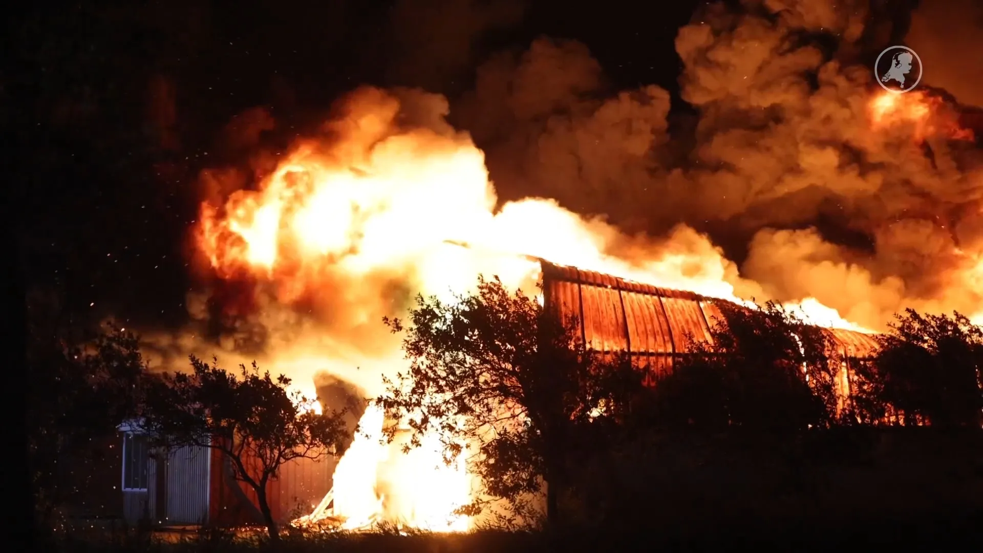 Zeer grote brand bij agrarisch bedrijf in Arum
