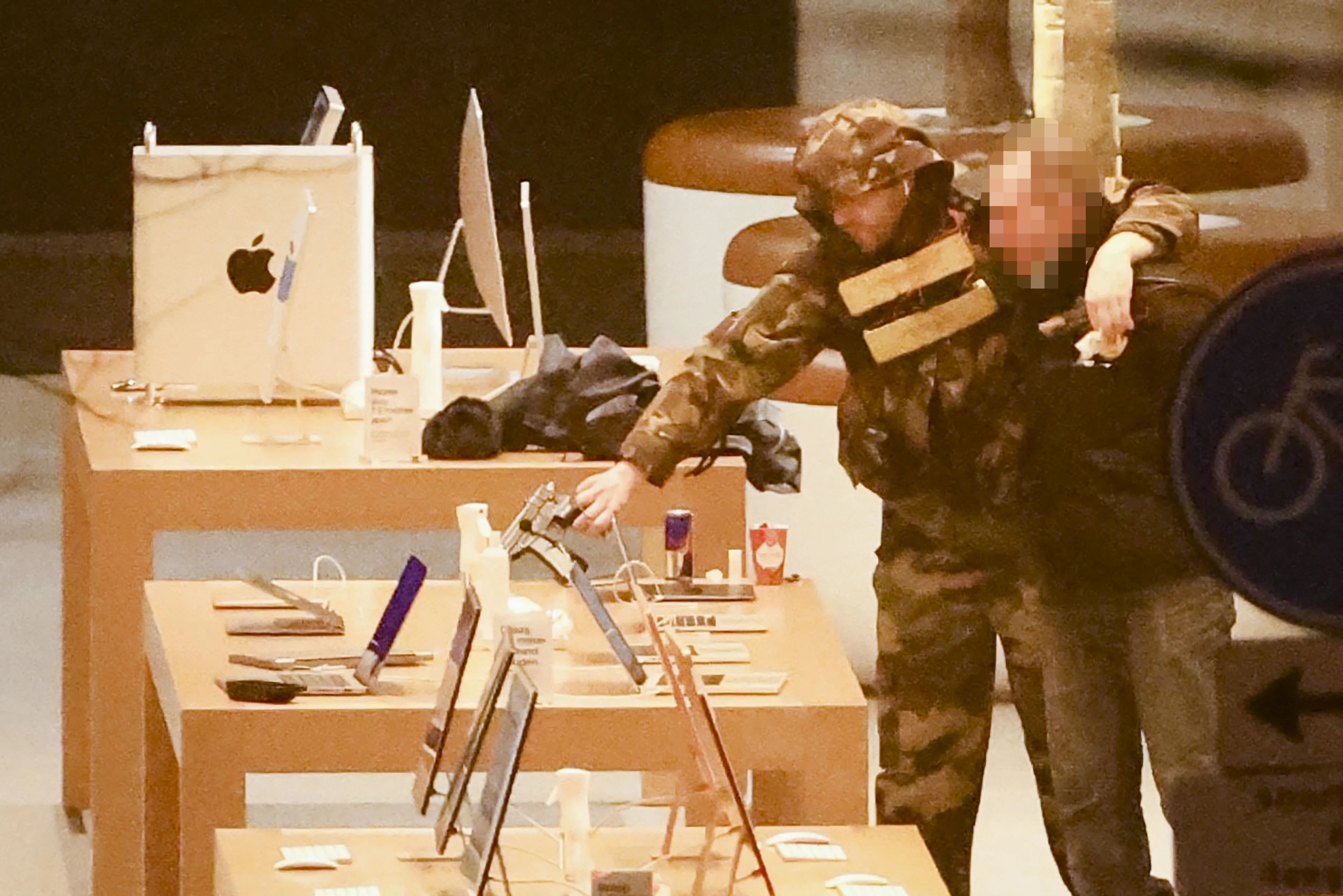 Gewapende gijzeling aan de gang in Apple Store in Amsterdam