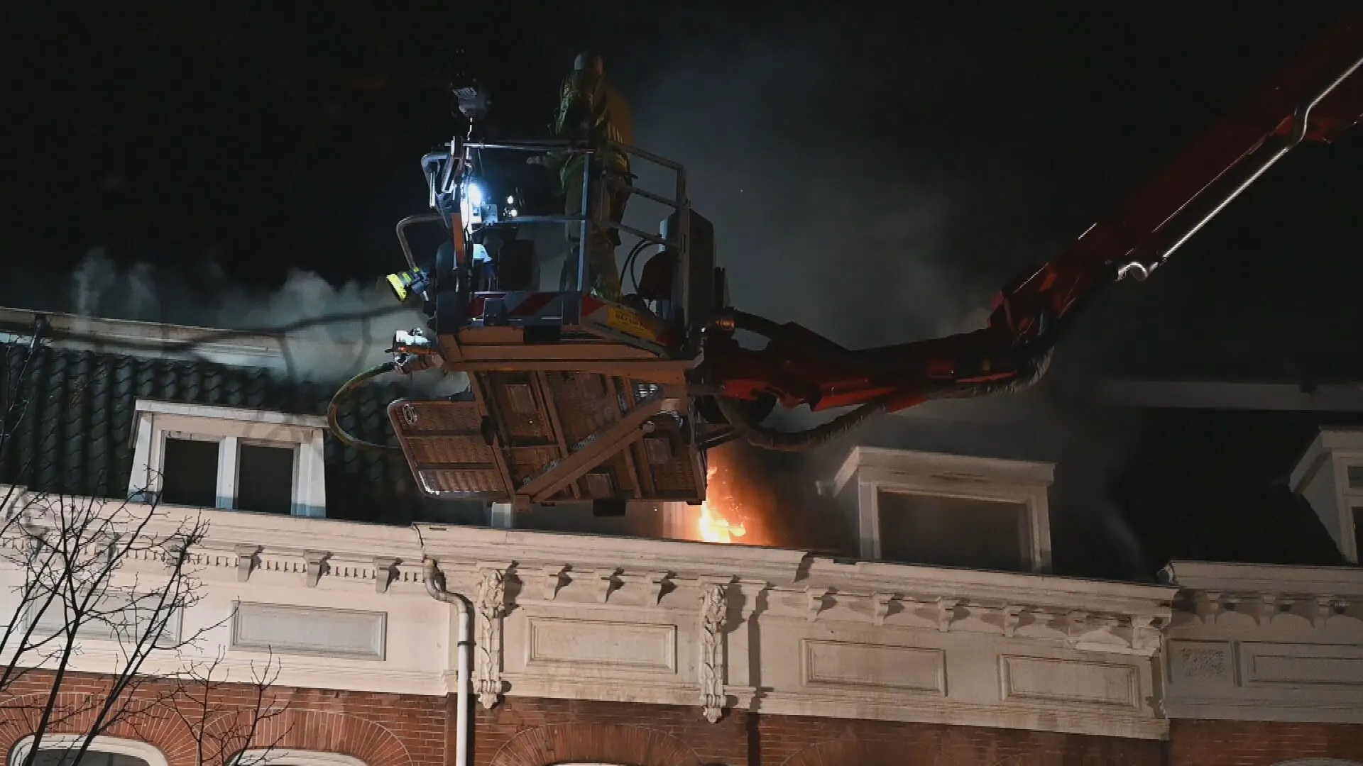 Veel schade na grote brand in woning boven winkel Breda