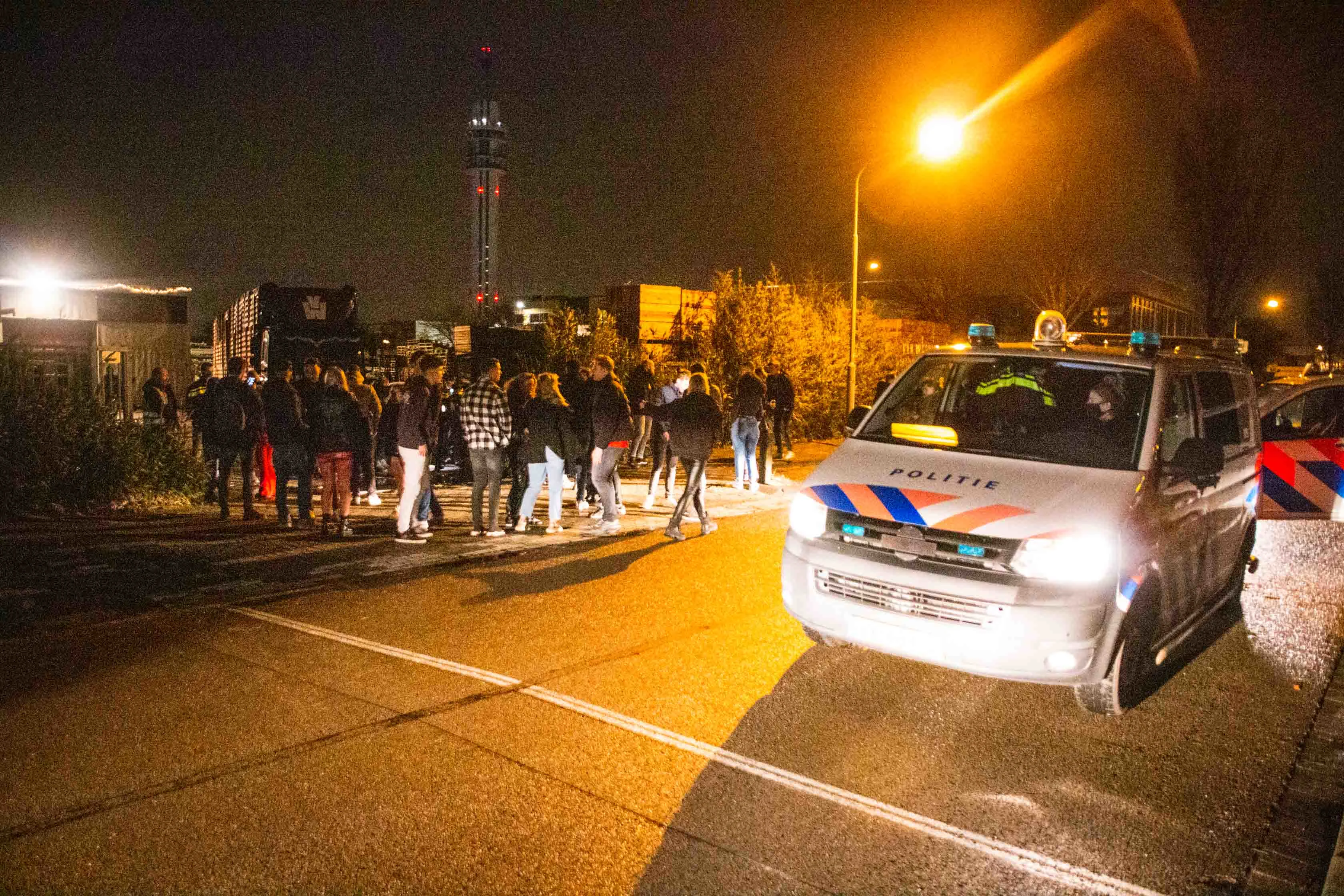 Politie beëindigt illegaal coronafeest met honderden mensen in Haarlem