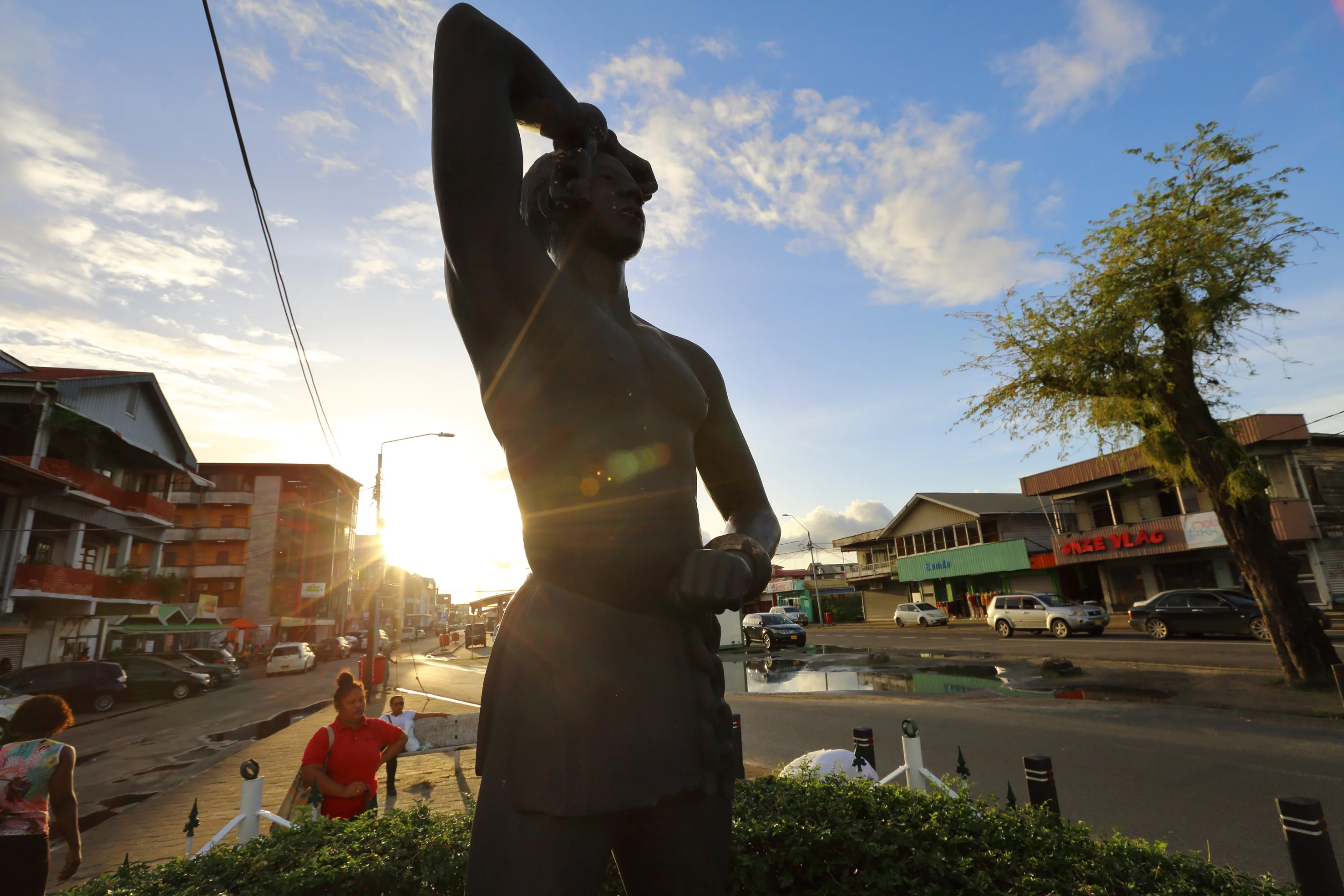 Groep prominente Afro-Surinamers eist krans koning bij slavernijmonument