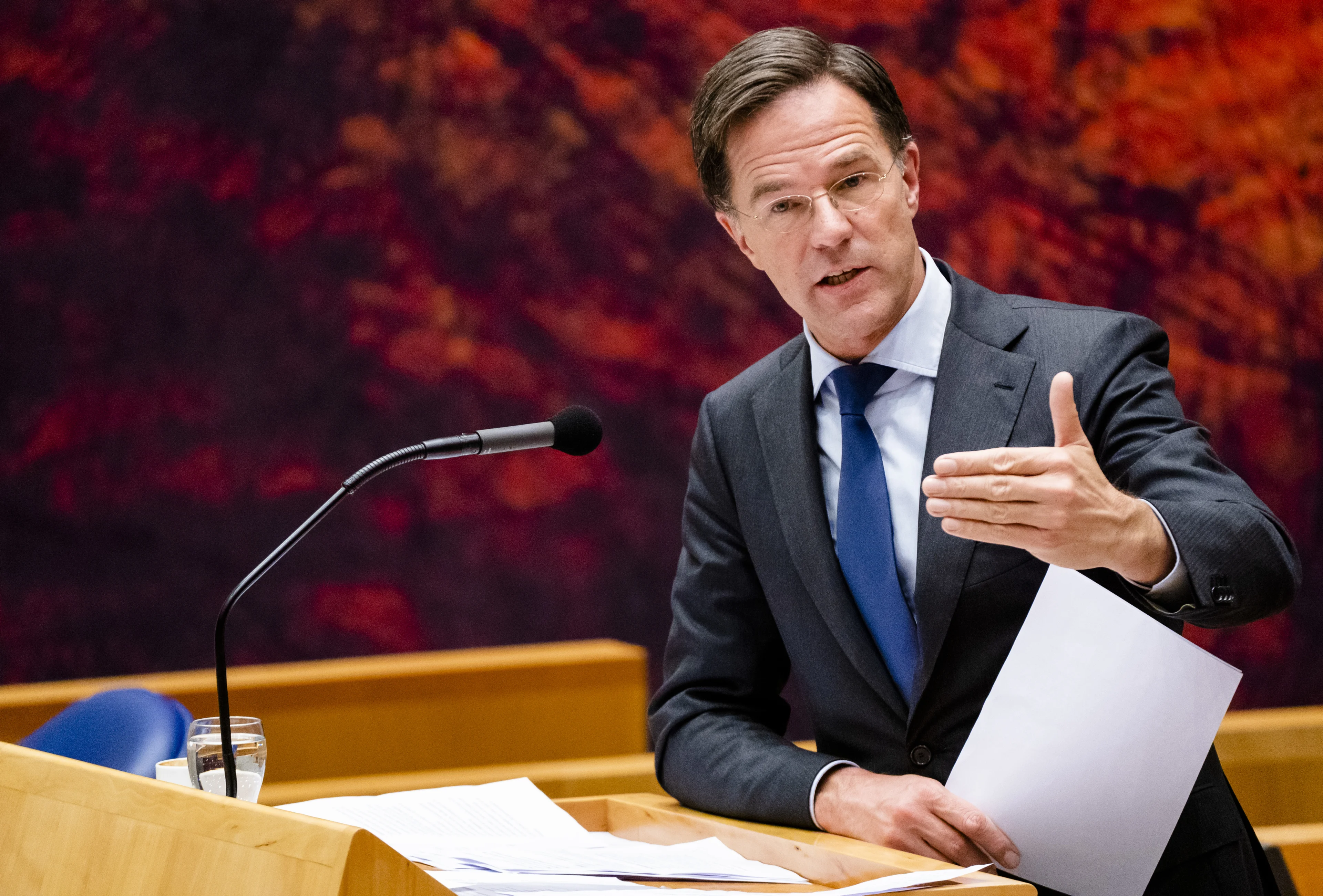 Ondanks felle kritiek houdt Rutte avondklok achter de hand