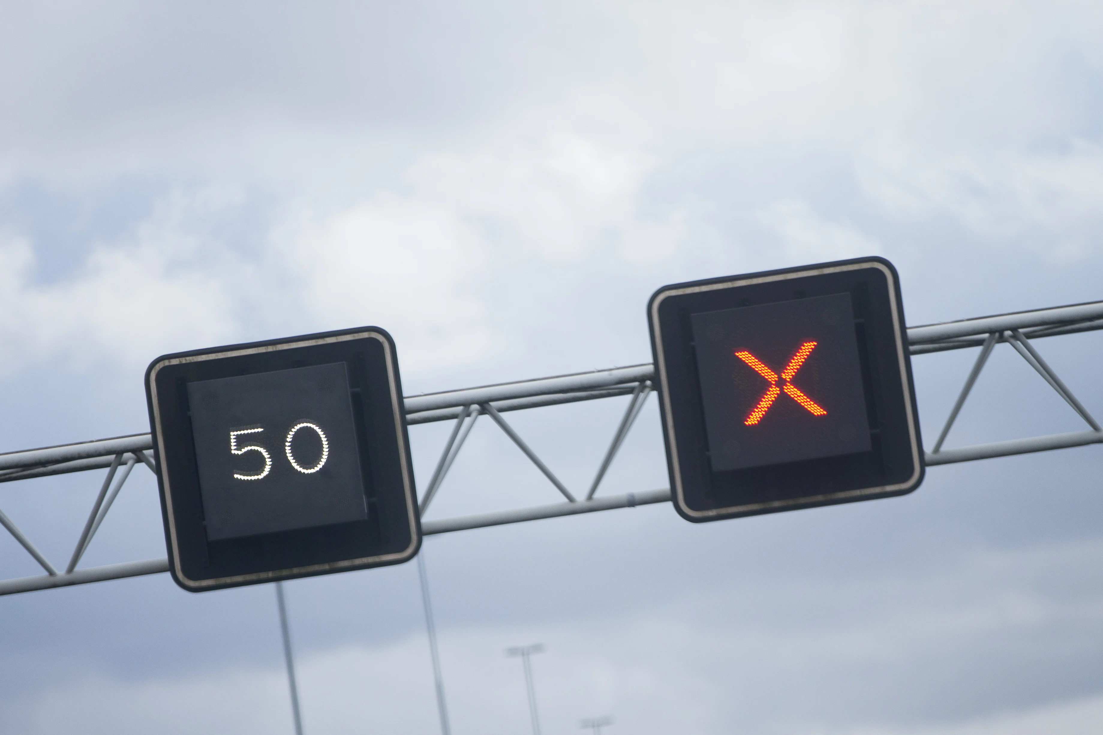 Lange files na ongeluk op A12 bij Woerden, snelweg tot vrijdag deels dicht