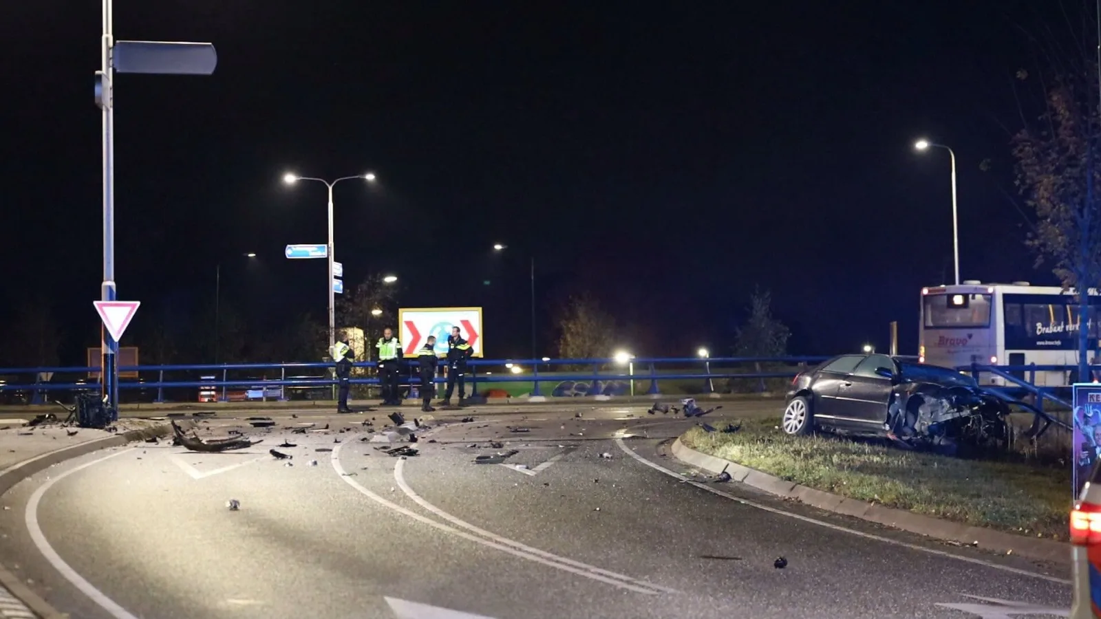 Automobilist raakt gewond en verliest motorblok door crash op rotonde