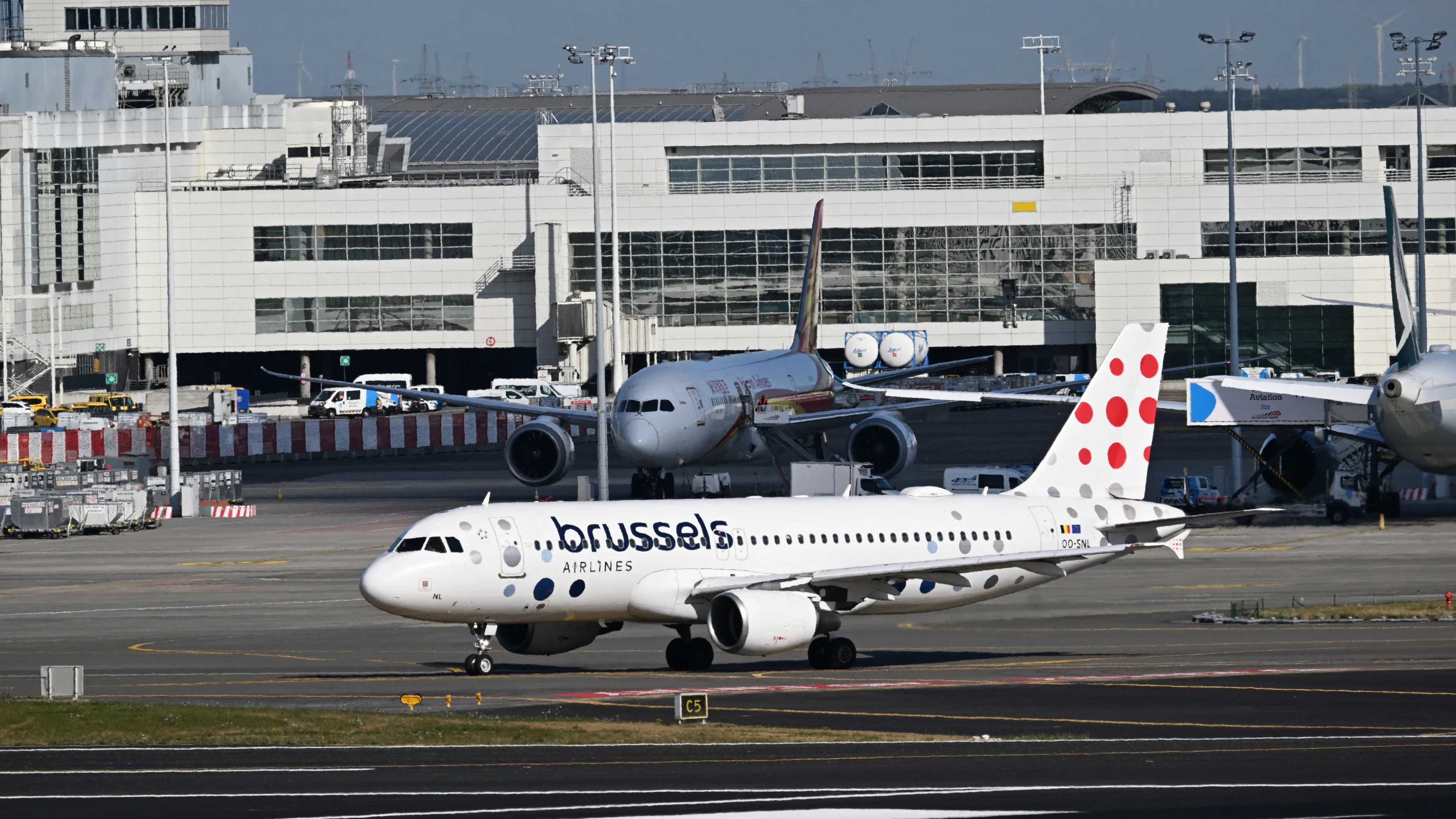 Vliegverkeer Brussels Airport en Luik stilgelegd na meldingen van drones