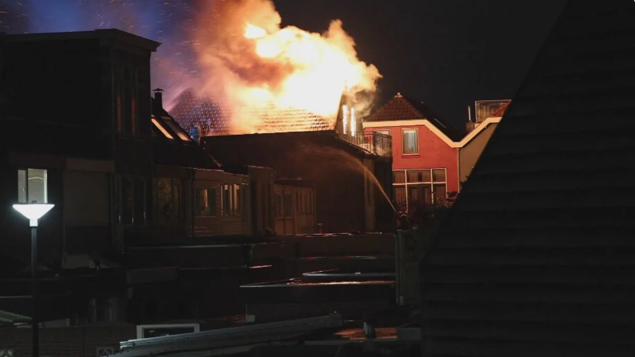 Felle uitslaande woningbrand in Maassluis: meer dan twintig huizen ontruimd