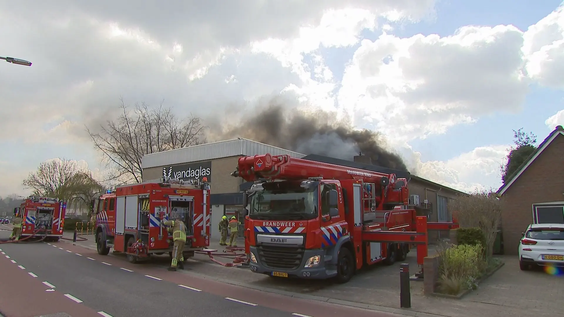 Grote brand in fabriekspand in Swalmen na werkzaamheden op dak