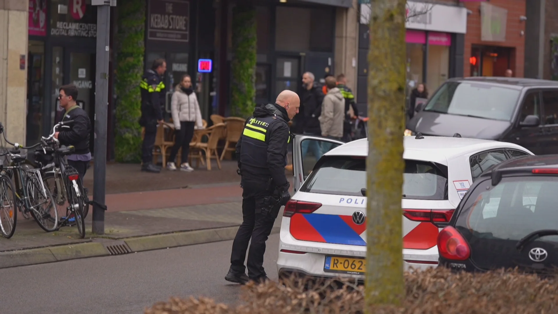 Auto rijdt in op mensen in Eindhoven, twee gewonden