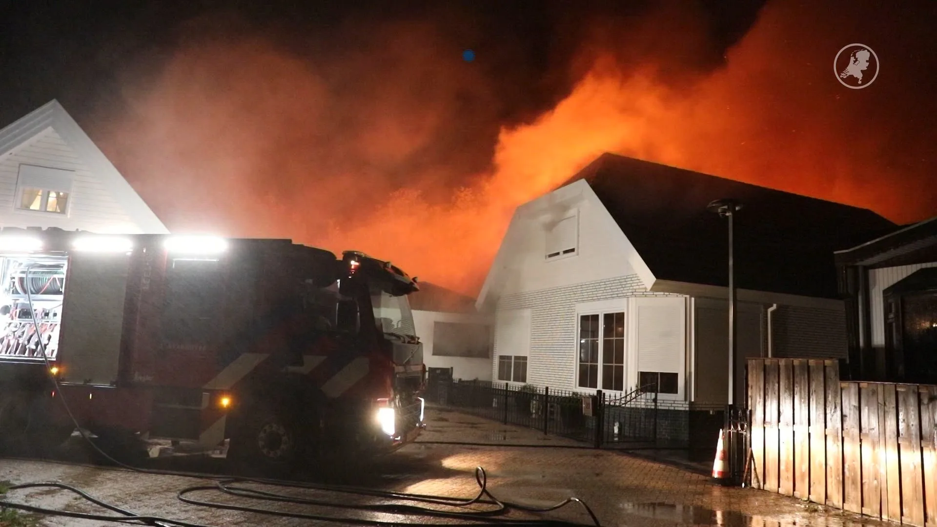 Grote brand verwoest huis en loods op woonwagenkamp in Wouw