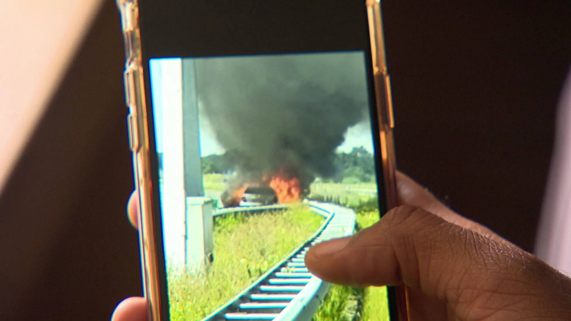Gezin doet aangifte nadat hun nieuwe auto uitbrandde op snelweg: 'Ik dacht: ik ga dood!'