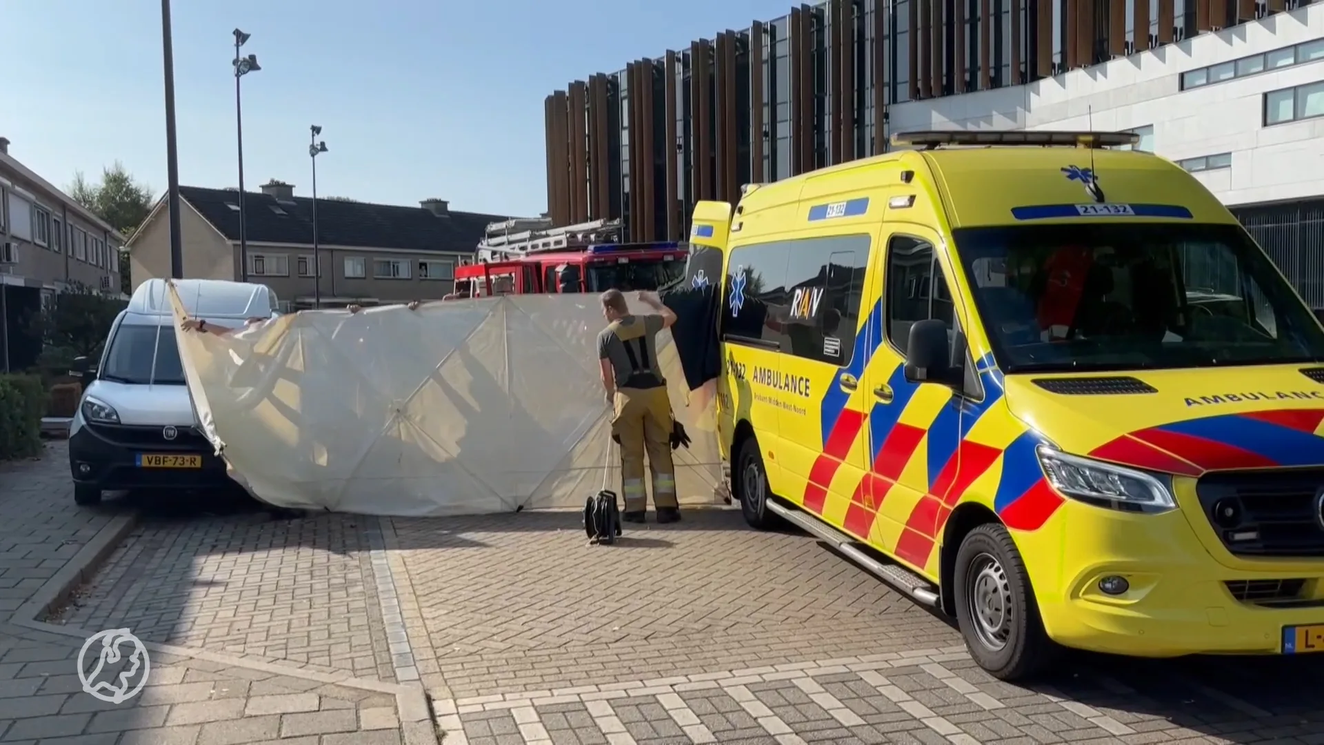 Automobilist overleden bij heftige botsing tegen geparkeerde auto's