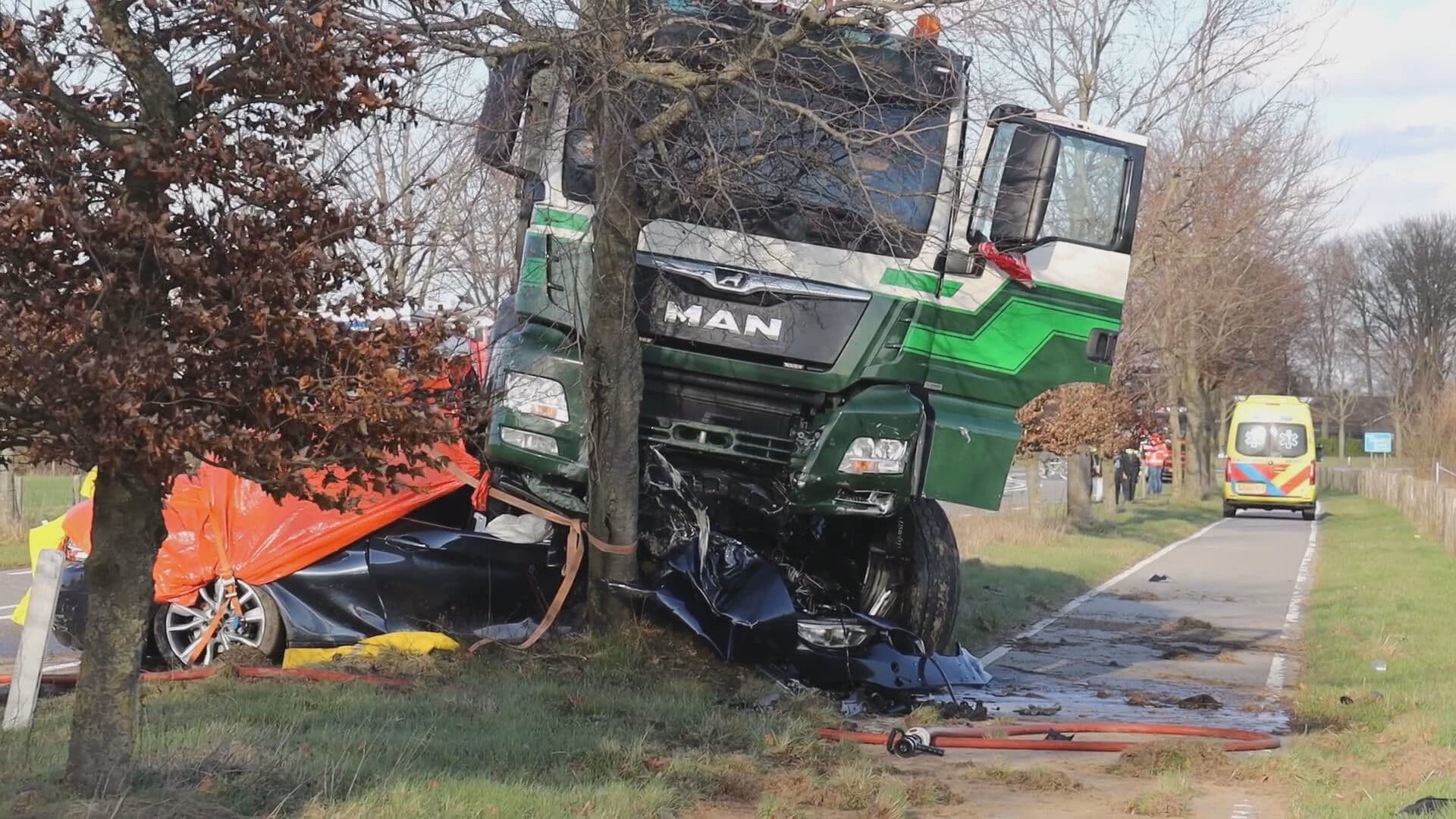 Auto belandt onder vrachtwagen in Oeffelt, bestuurder overleden