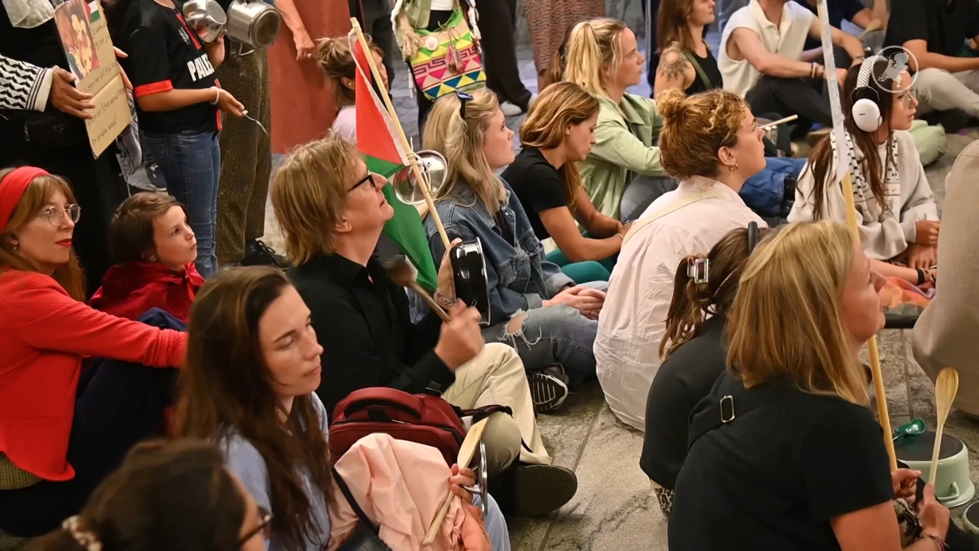 Vele honderden mensen voeren actie voor Gaza op treinstations