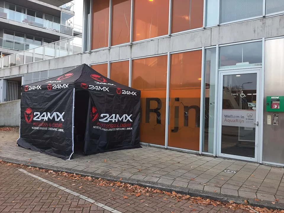 Ongevaccineerde vader zet omkleedtent op bij zwembad voor zoontje: 'Heb toch een kleedkamer nodig'