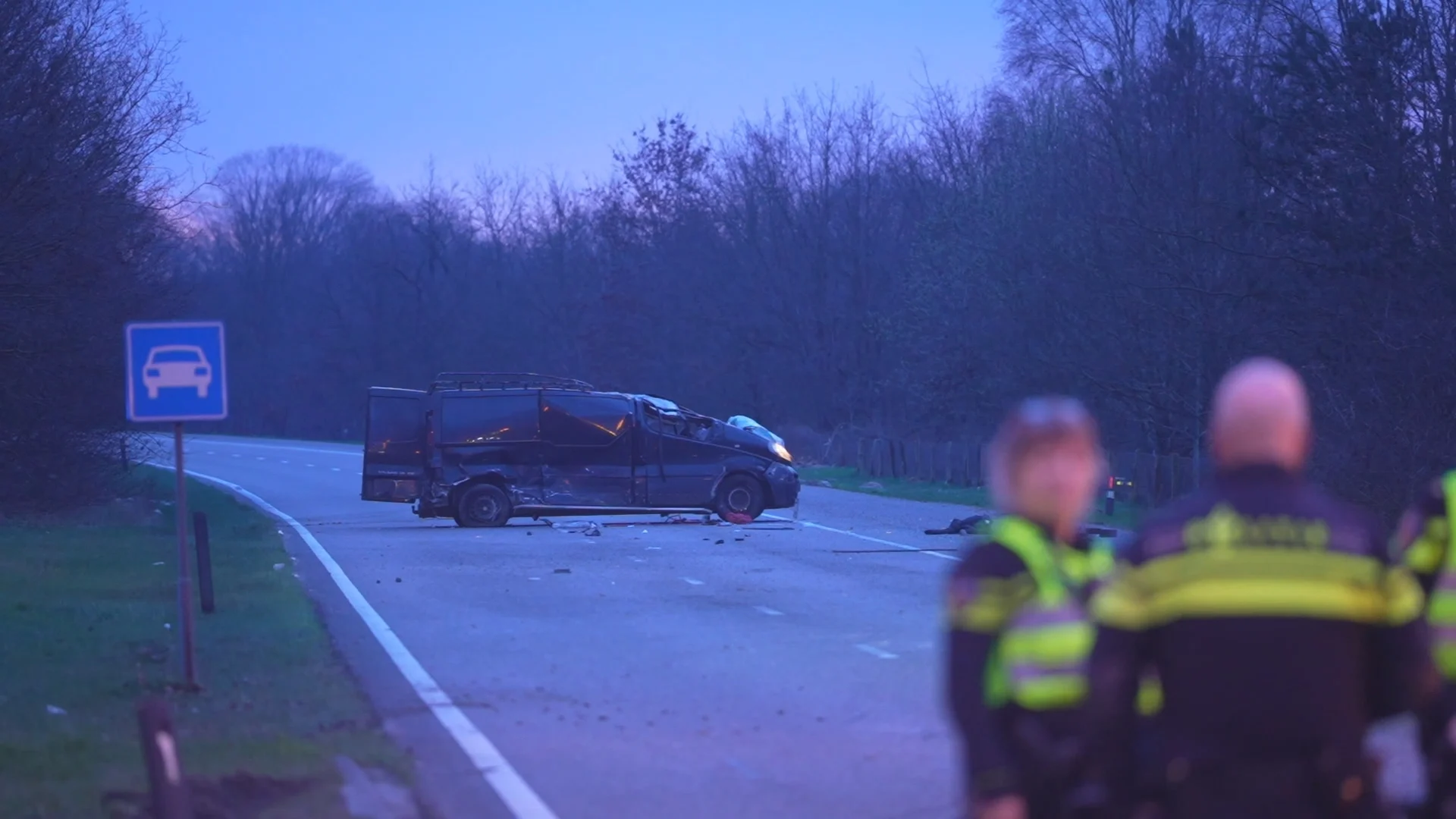 Bus vliegt meerdere keren over de kop bij ongeluk op A270