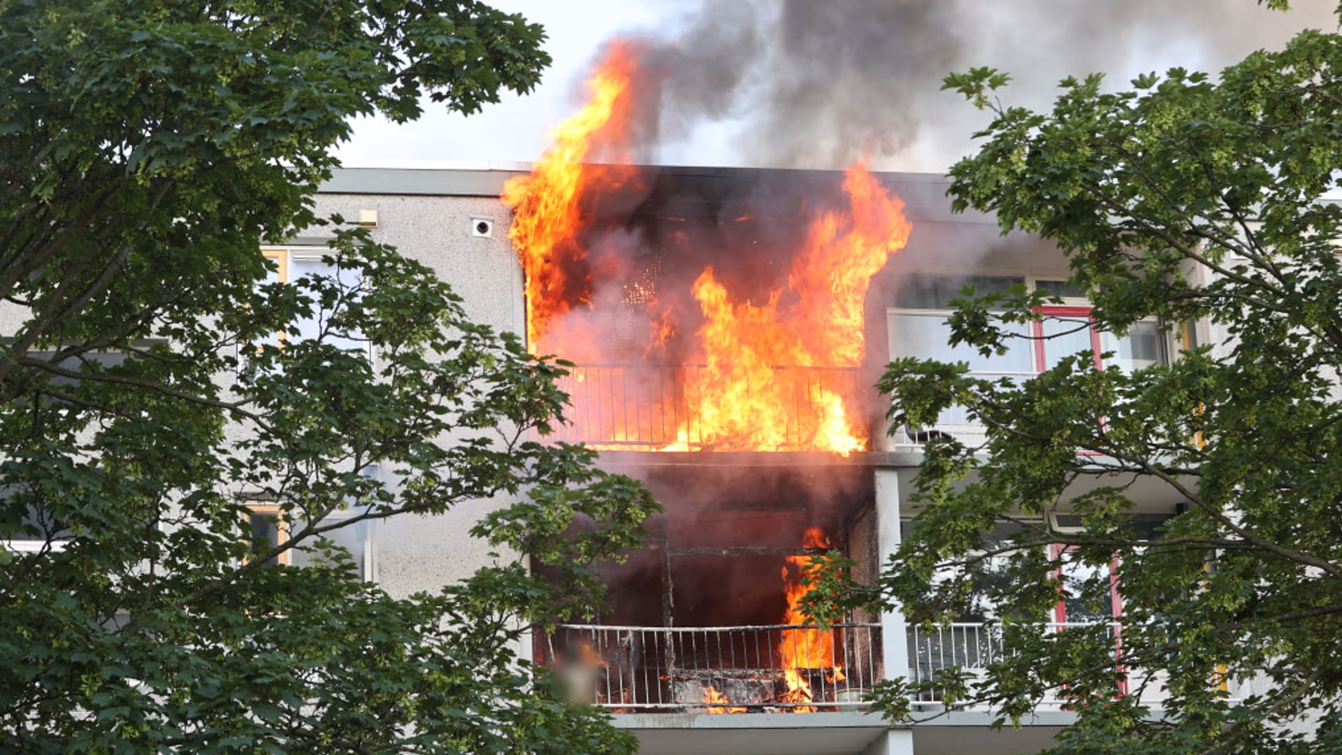Grote uitslaande brand in portiekflat Maassluis: zeker één dode