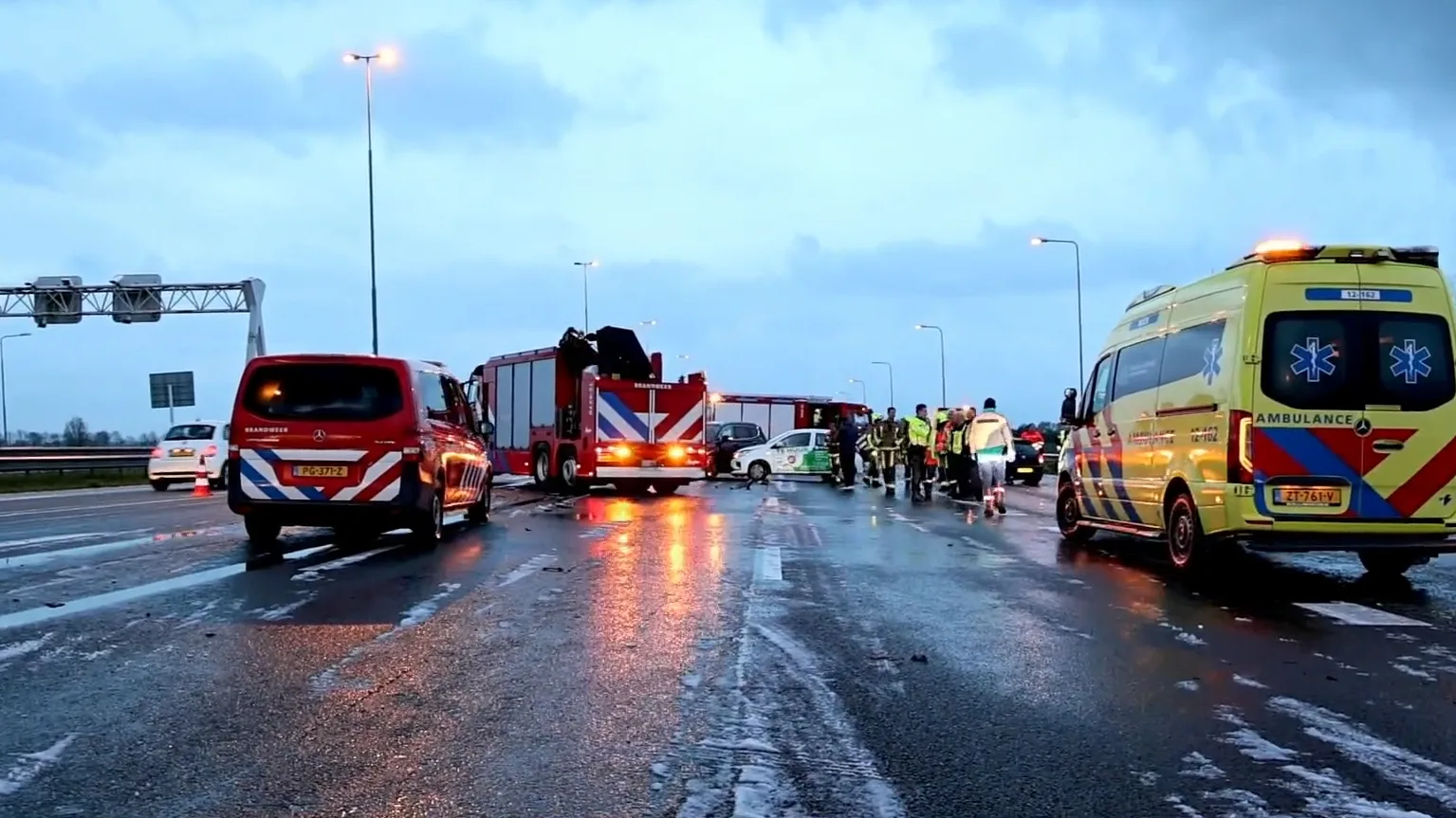 Enorme ravage A4 na ongeluk met veel auto's door gladheid