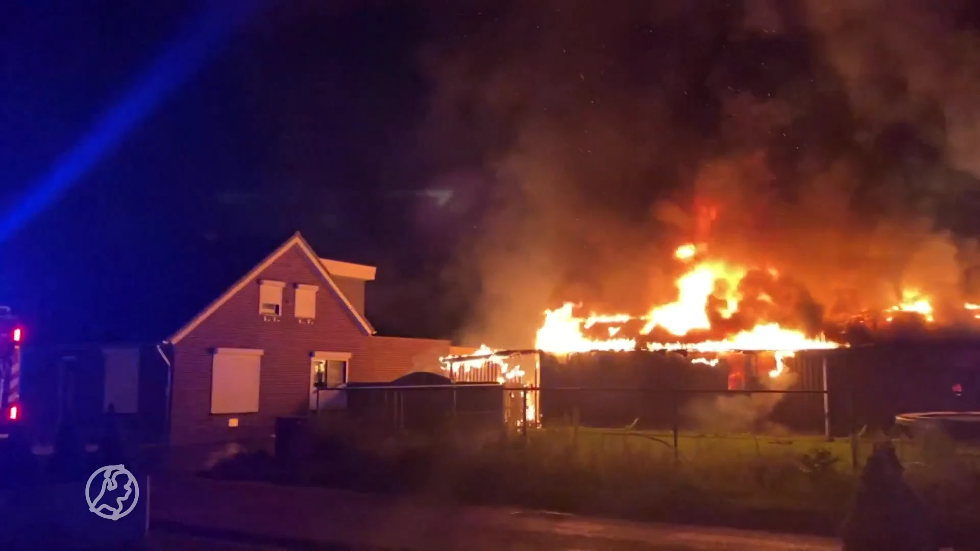 Loods in Limburg volledig afgebrand, rolluiken van naastgelegen huis gesmolten