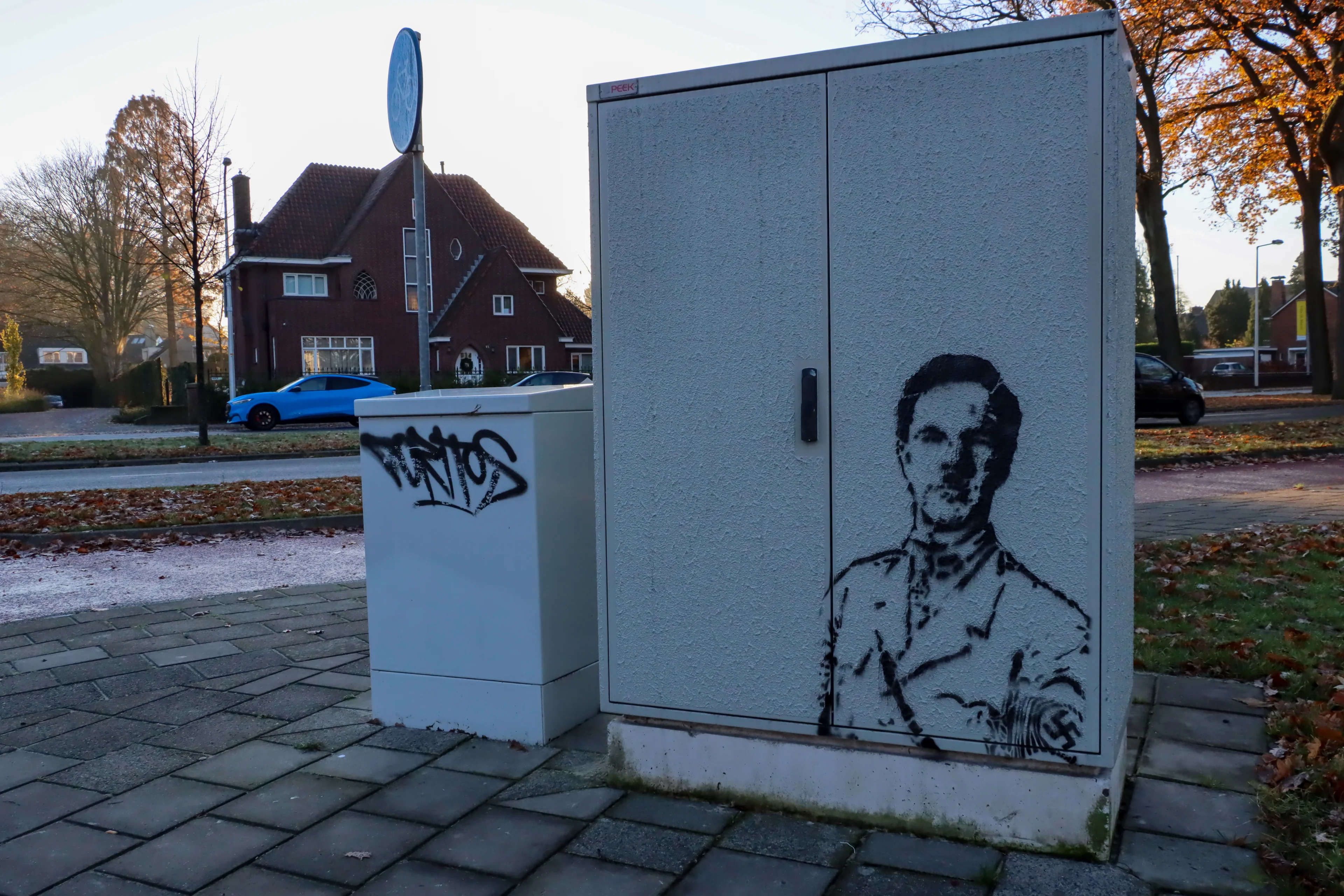 'Hitler-portret' van Rutte in Enschede, oorlogsslachtoffers gekwetst door WO II-vergelijkingen