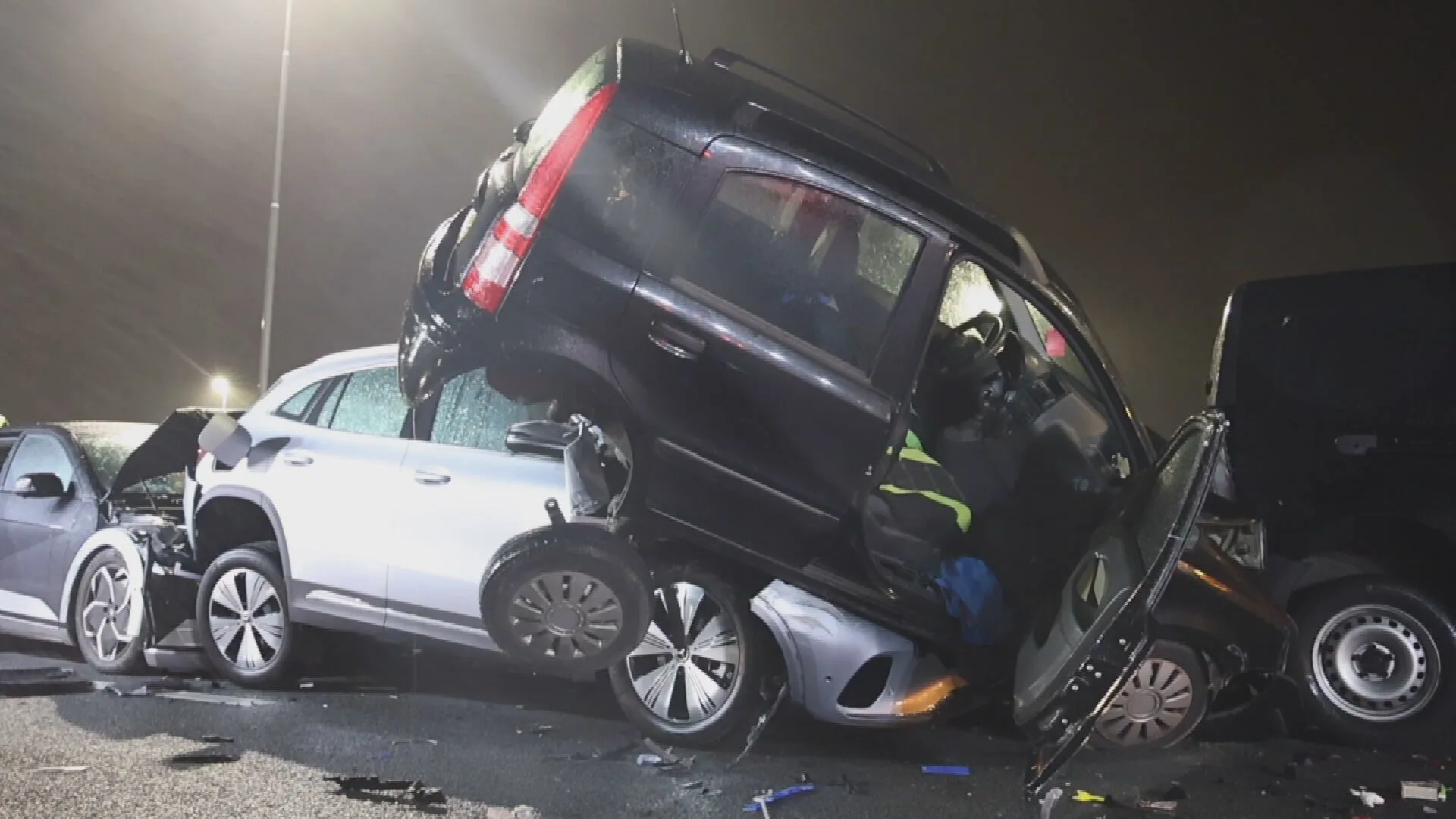 Zeker vijf gewonden bij dubbele crash op A4 bij Leidschendam