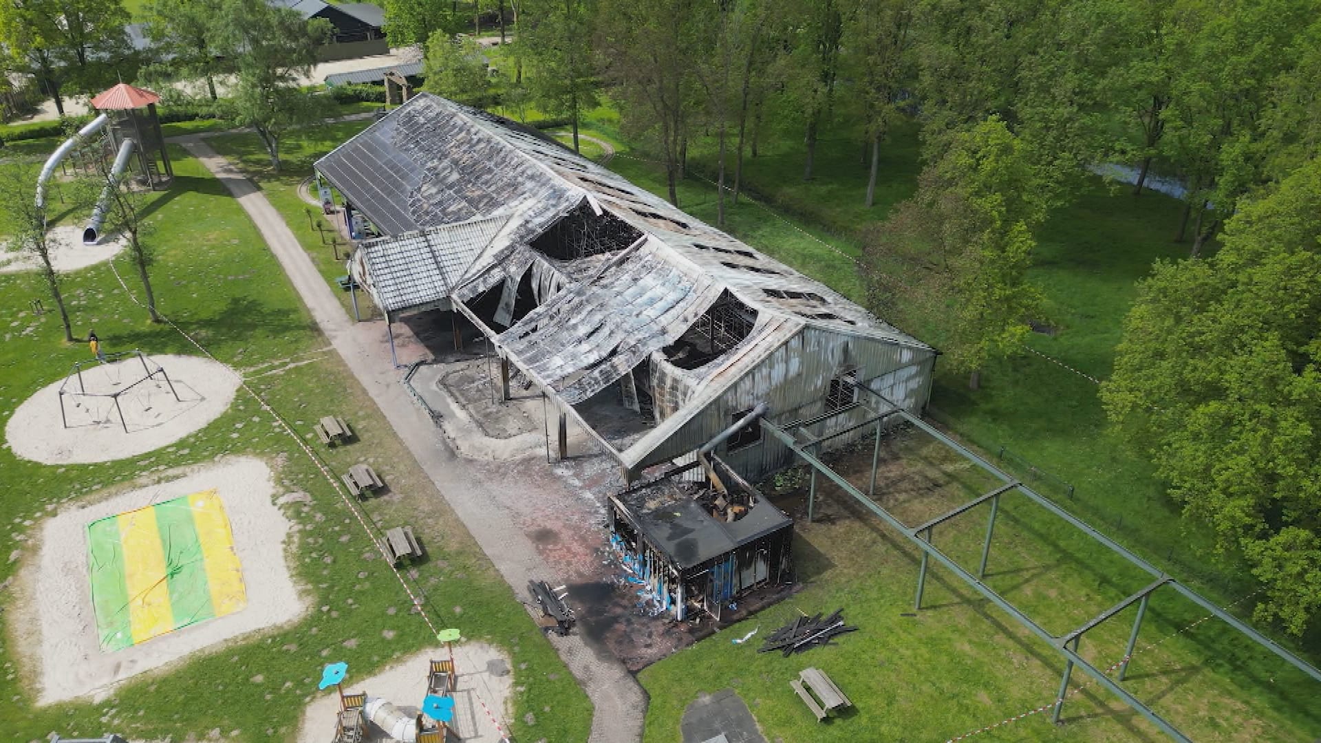 Brand speelparadijs Leek vermoedelijk aangestoken, jongen opgepakt