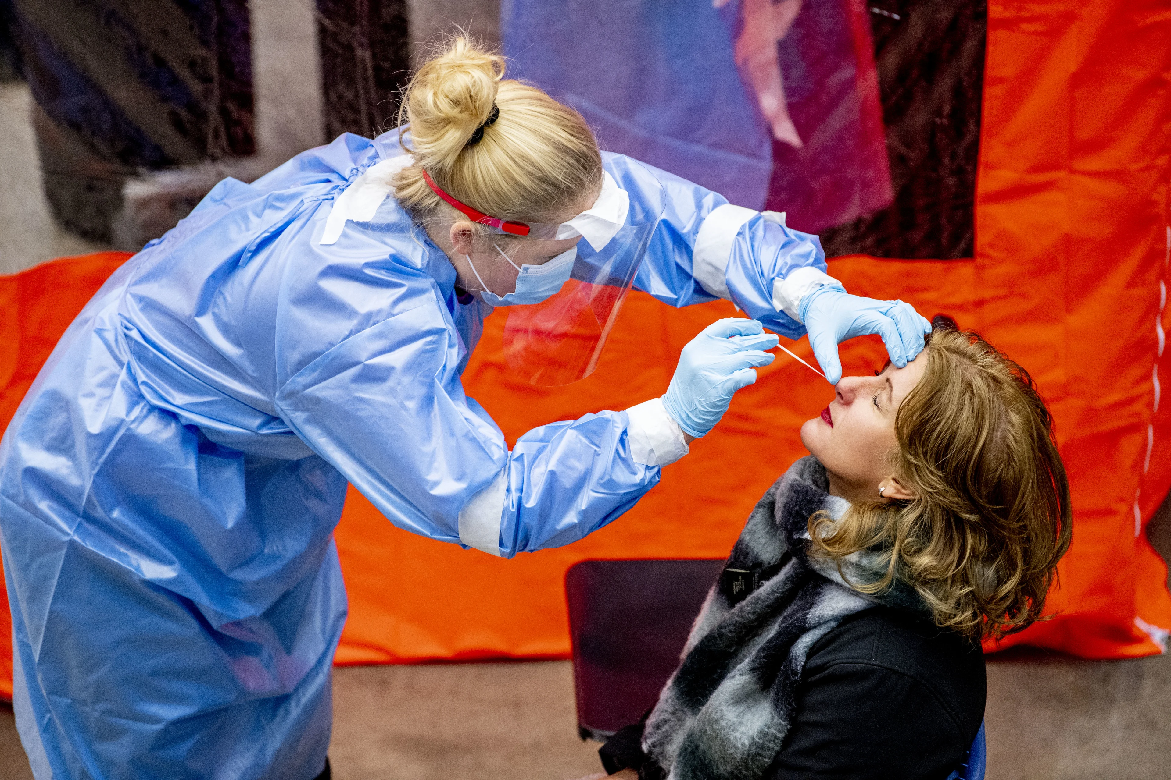 Aantal nieuwe coronabesmettingen met bijna 1200 gedaald