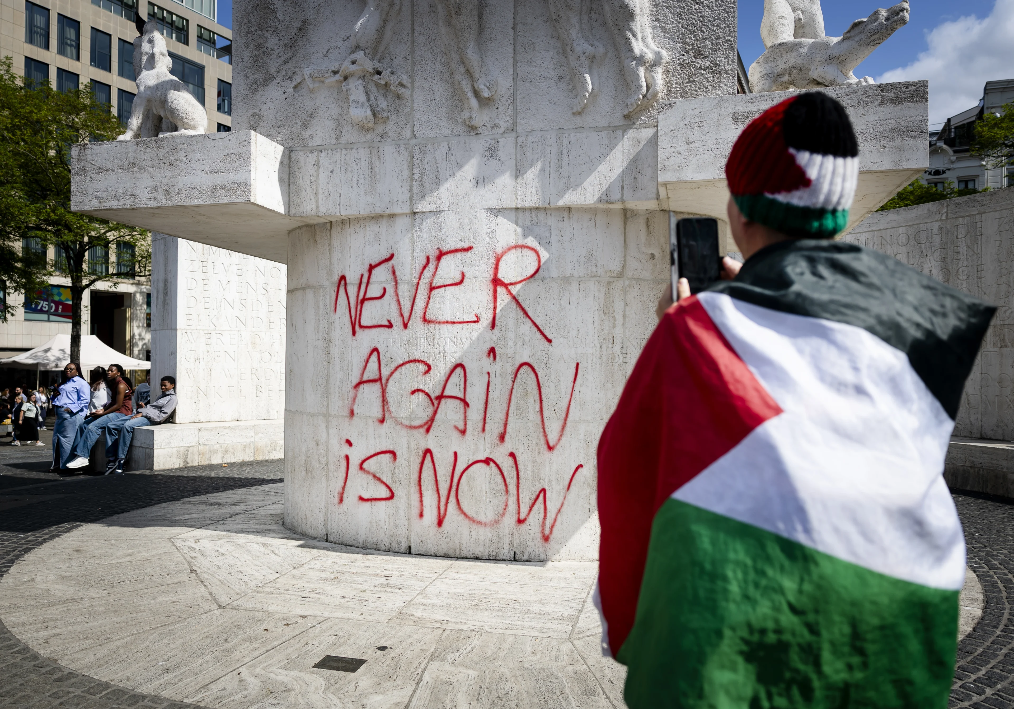 Demonstrant besmeurt Nationaal Monument op de Dam met pro-Palestijnse leus