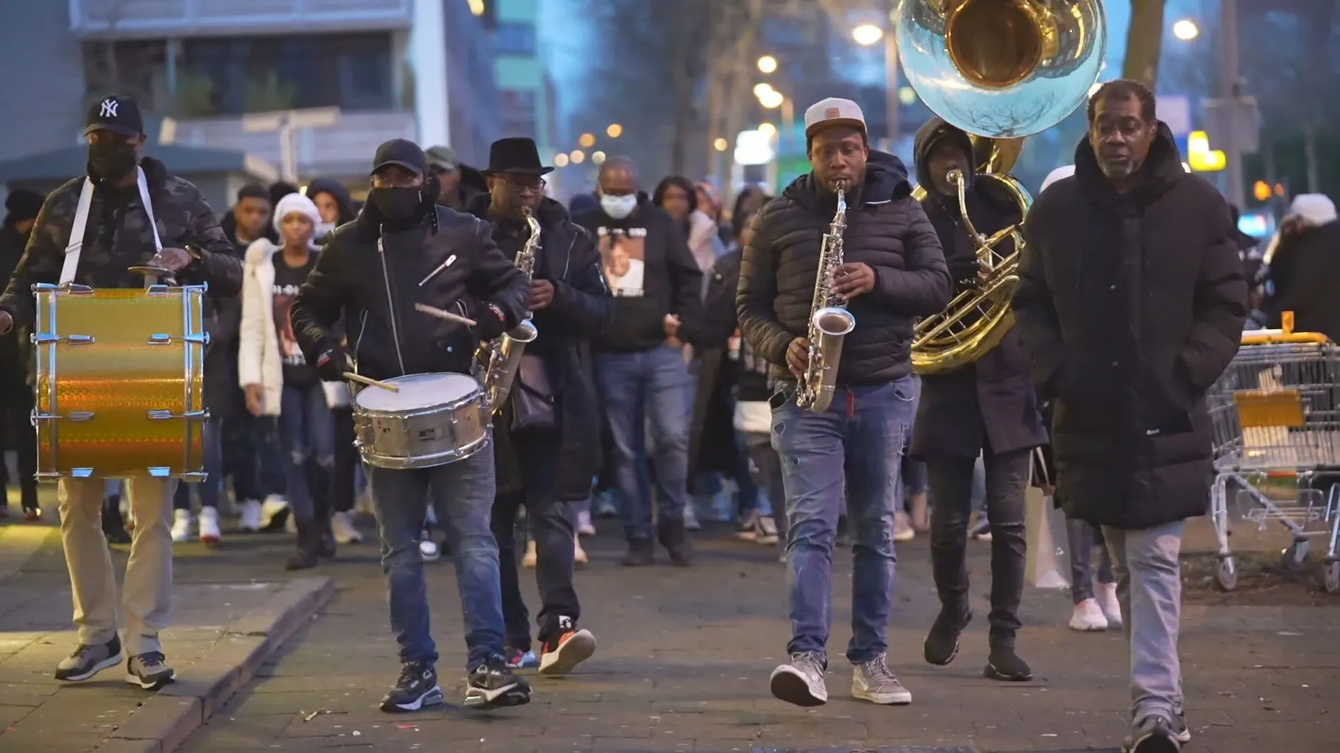 Honderden mensen herdenken om het leven gebrachte Stephano in Rotterdam
