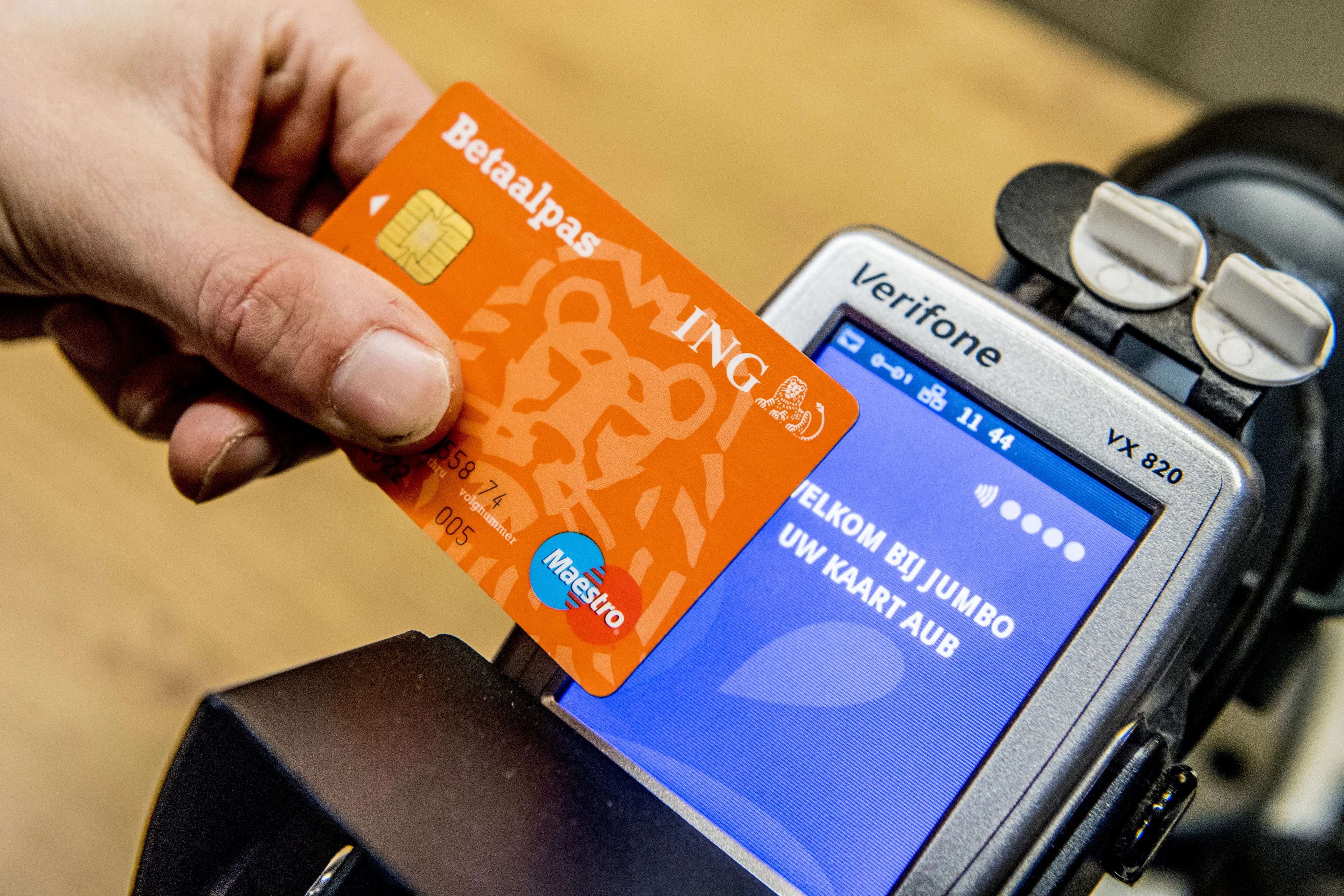 Supermarkten vragen klanten boodschappen te pinnen vanwege het coronavirus