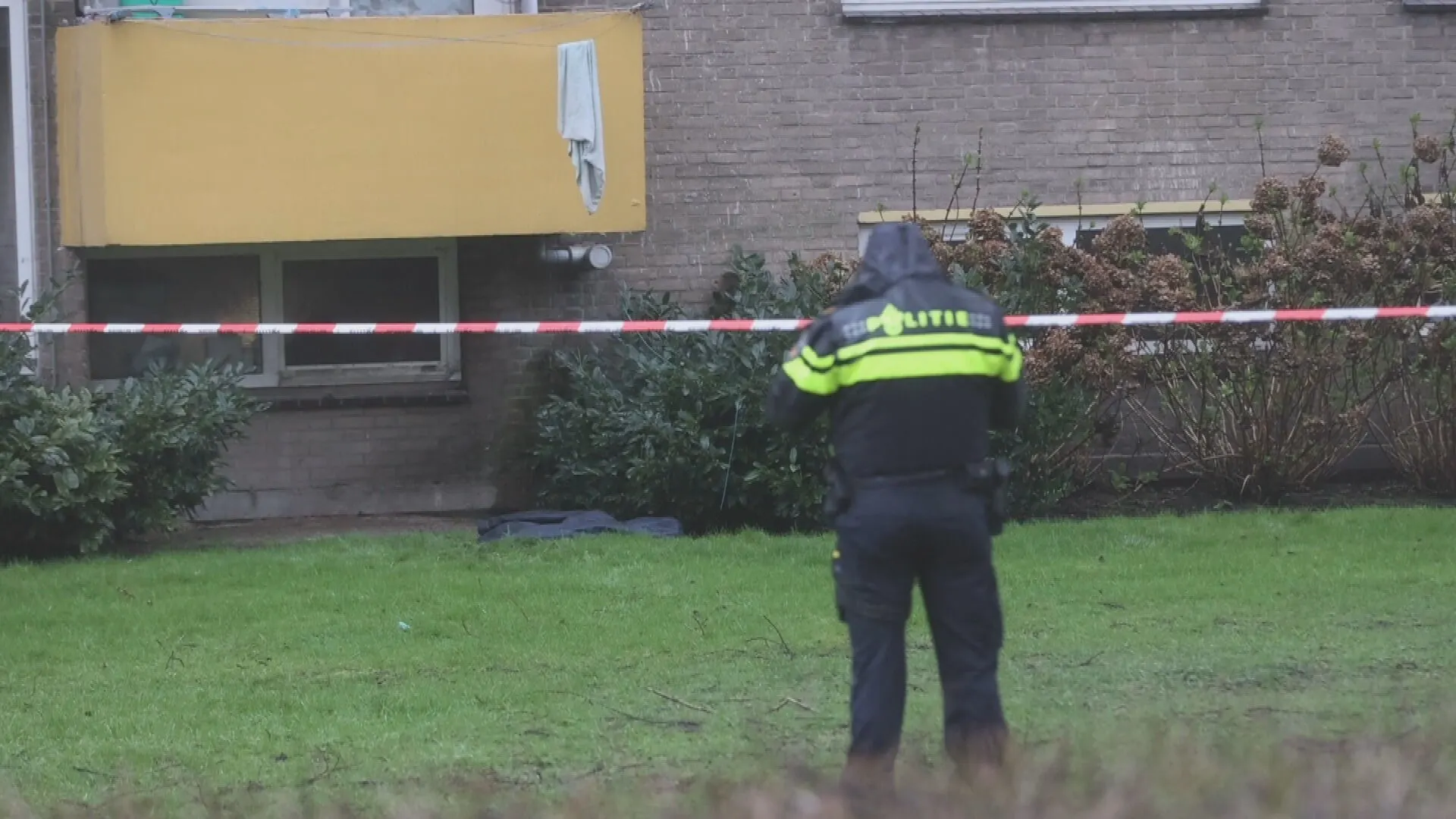 Vrouw (31) zwaargewond na val van flat, man aangehouden