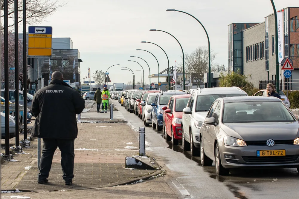 Topdrukte bij tankstation in Bunschoten, liter benzine of diesel voor 1,11 euro