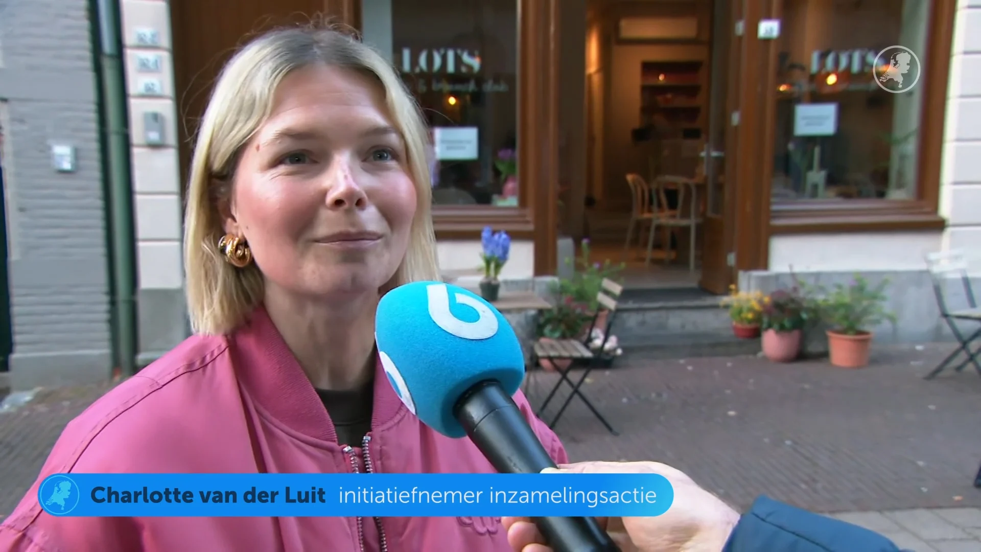 Massale hulp na brand grote Arnhem: 'Toekijken is één, iets doen is twee'