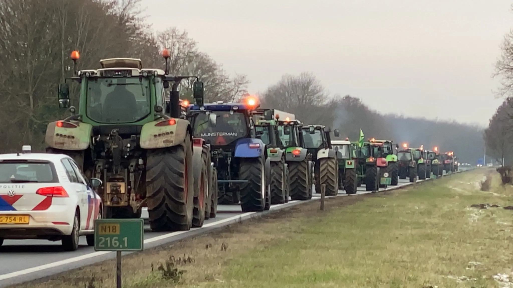 Boze boeren op 150 trekkers willen verhaal halen bij redactie Omroep Gelderland