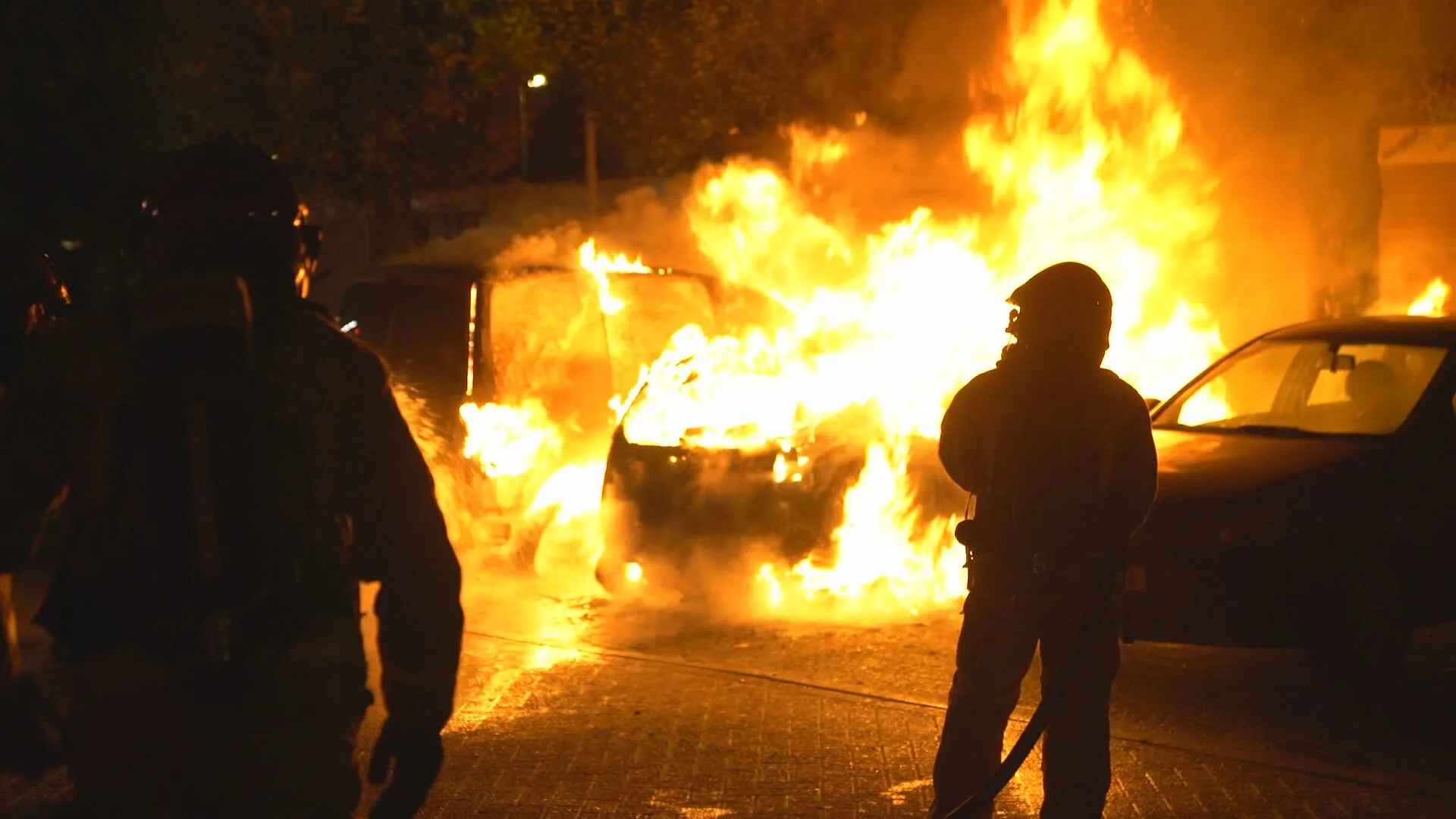 Vlammen slaan metershoog uit brandende auto's in Dommelen