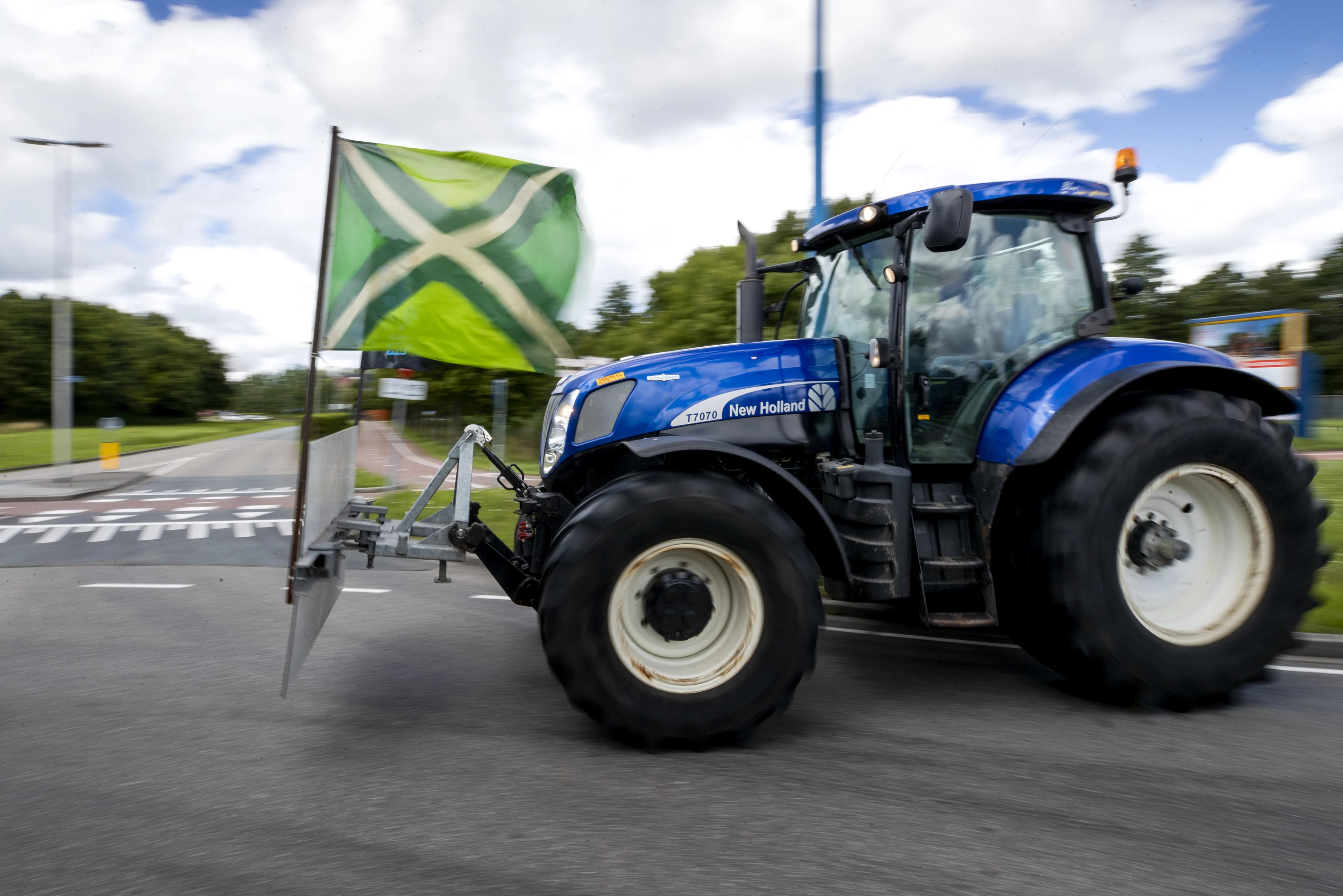 Motoragent trekt vuurwapen nadat boer met trekker op hem inrijdt in Bleiswijk