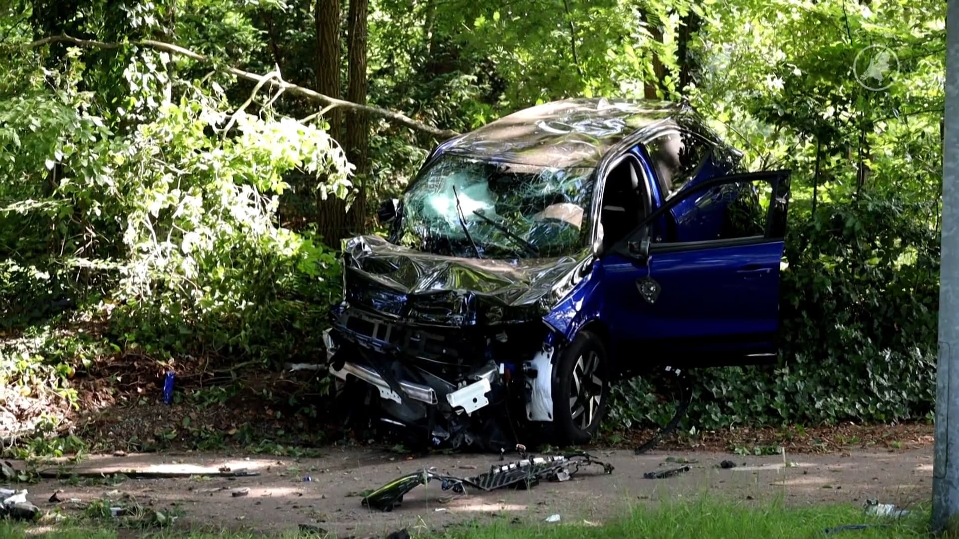 Automobilist schrikt van fietser, trapt gas in en knalt tegen boom