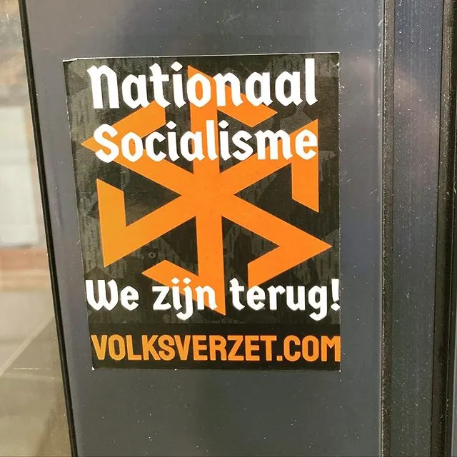 Extreemrechtse groep Volksverzet plakt posters: 'Doodstraf voor pedo's'