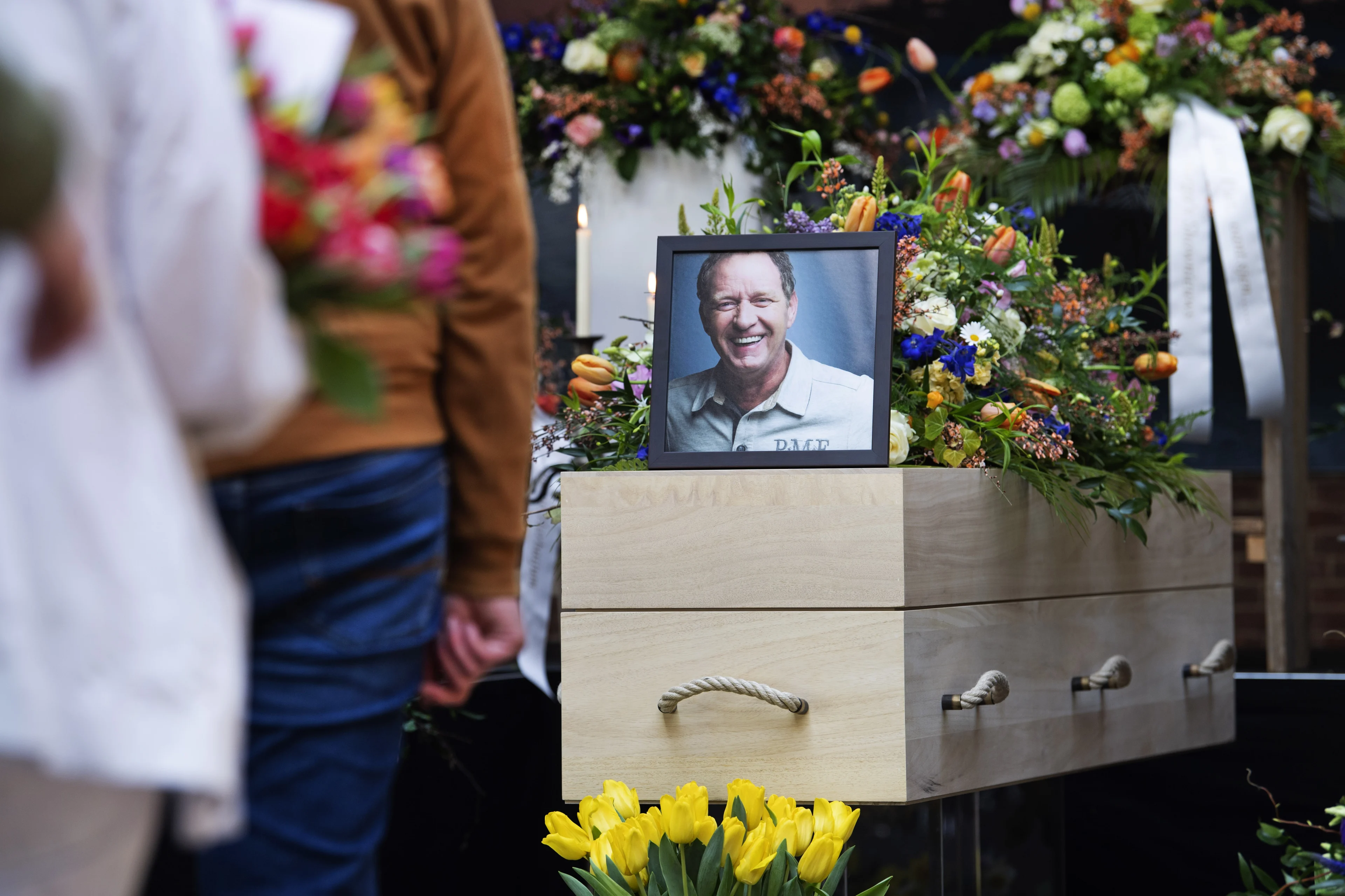Bloemen en verdriet, Nederland brengt laatste groet aan weerman Piet Paulusma
