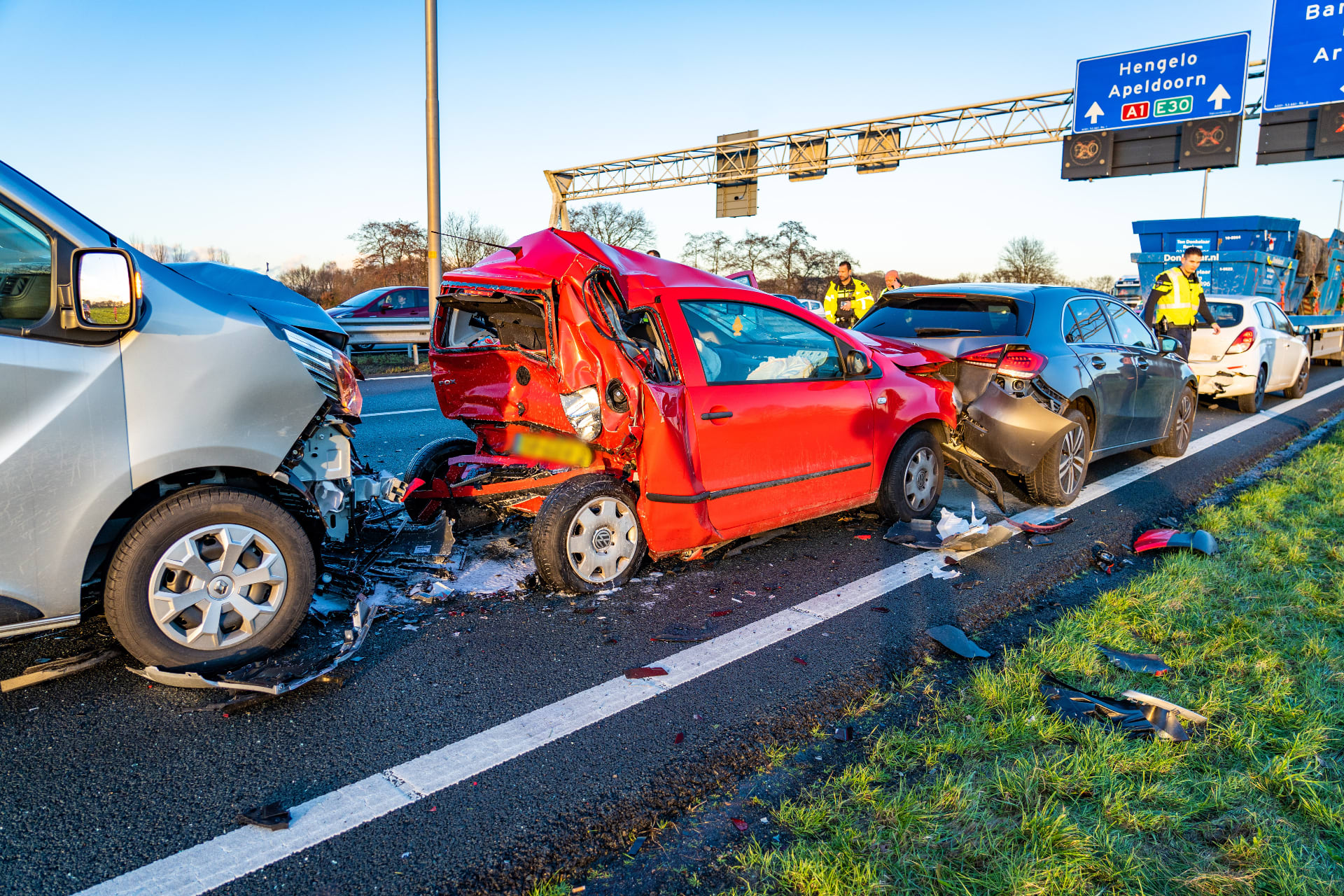 Grote kettingbotsing op A1 bij Apeldoorn, één zwaargewonde