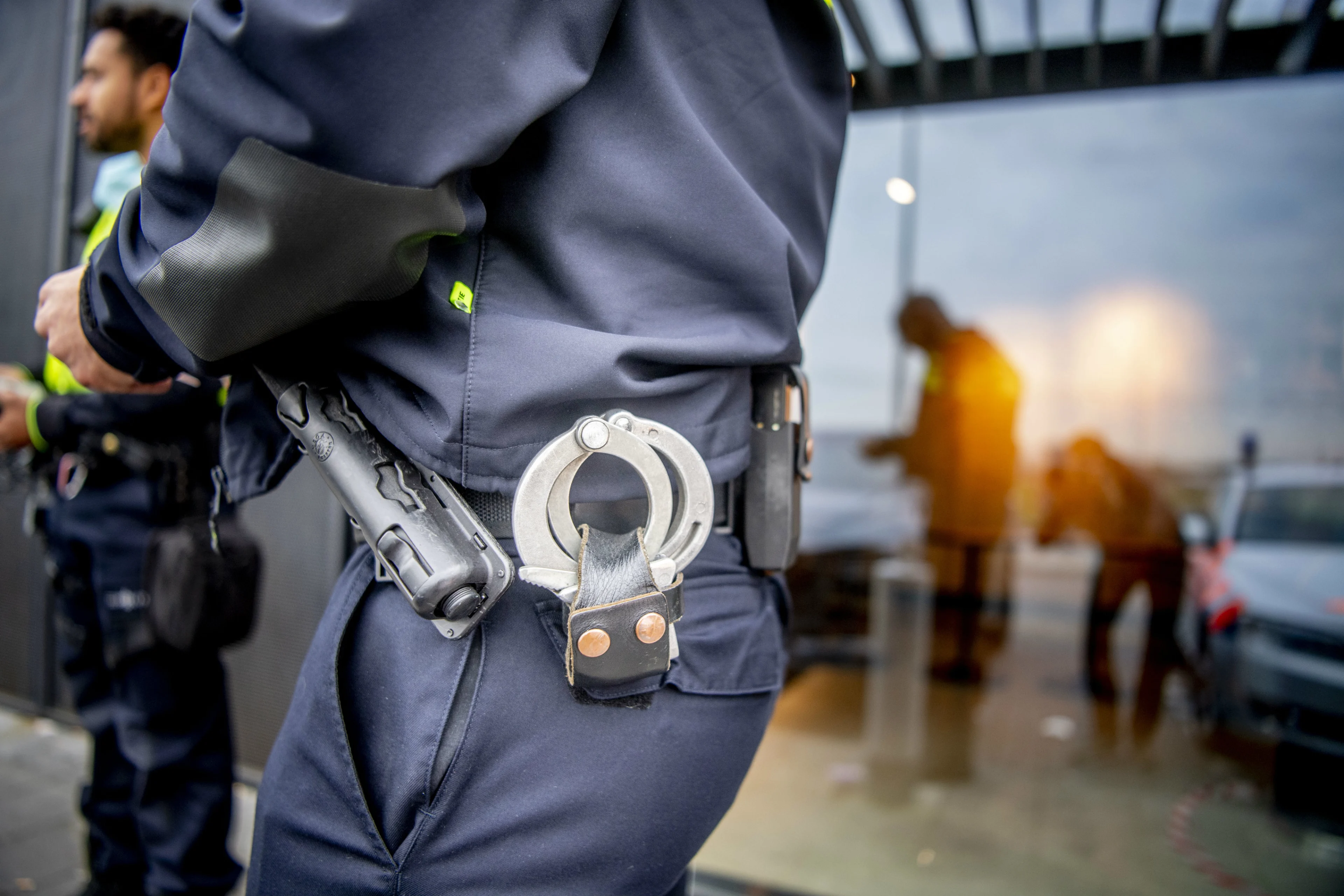 Politie bekogeld met glazen en stoelen na beëindiging illegaal feest