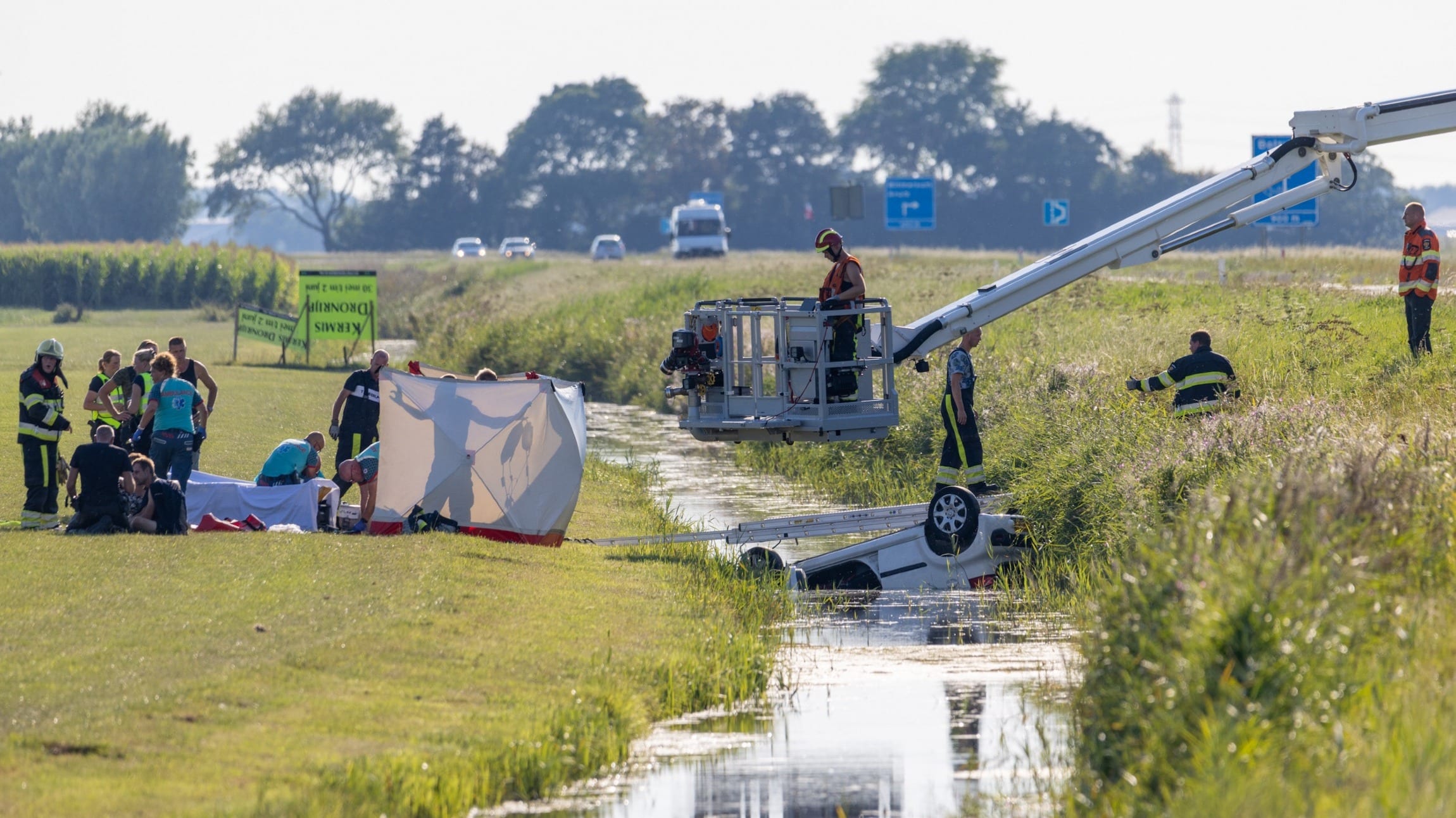 Man (27) komt om het leven nadat auto op de kop in sloot crasht