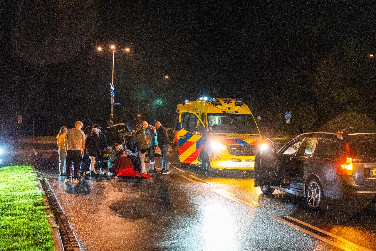 Man wordt tijdens uitlaten hond geschept door auto en raakt zwaargewond