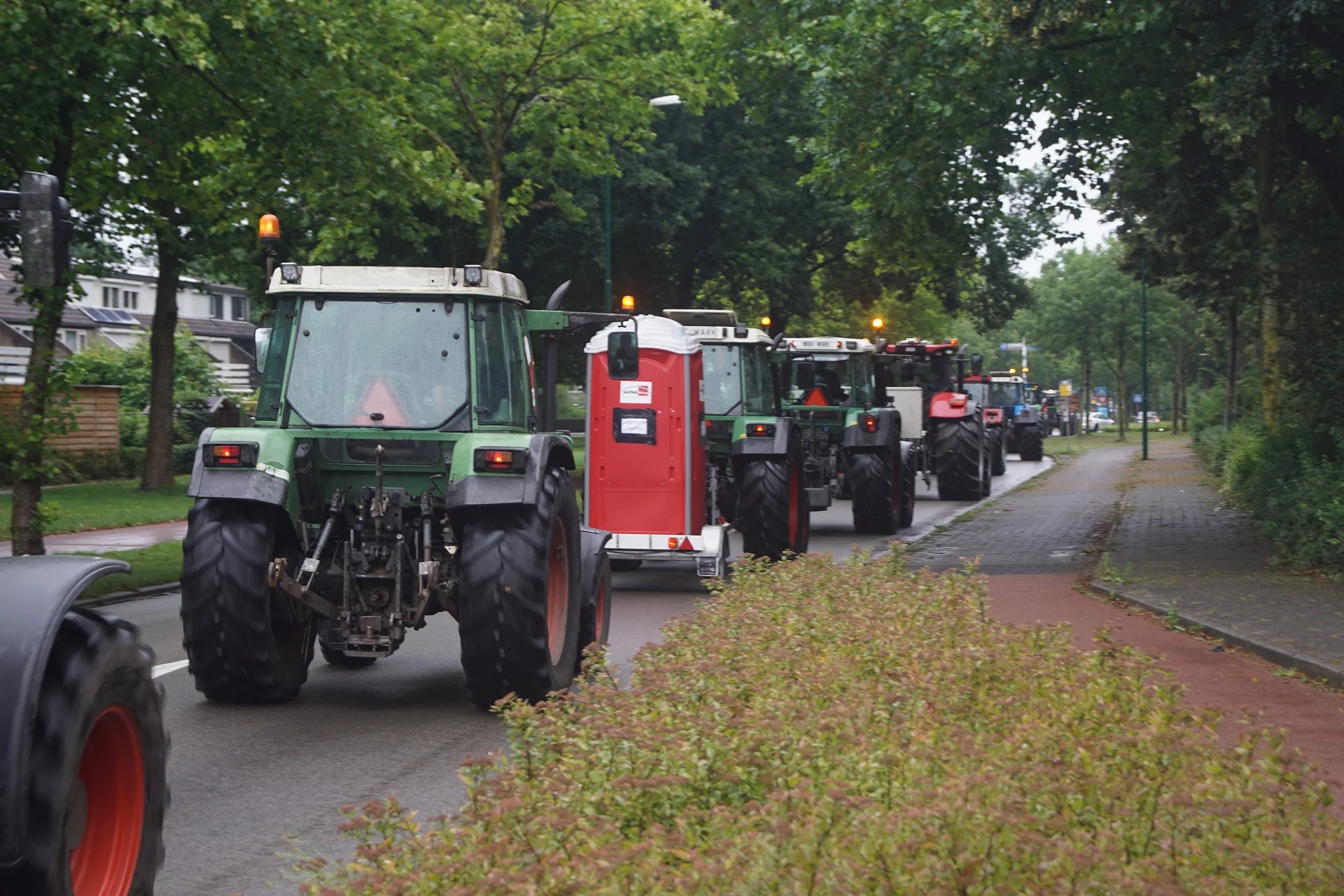 Honderden boze boeren opnieuw de weg op, blokkeren toegang Lelystad Airport