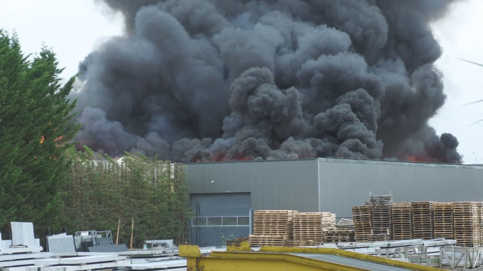 Meerdere bedrijfspanden verwoest door felle brand in Venlo