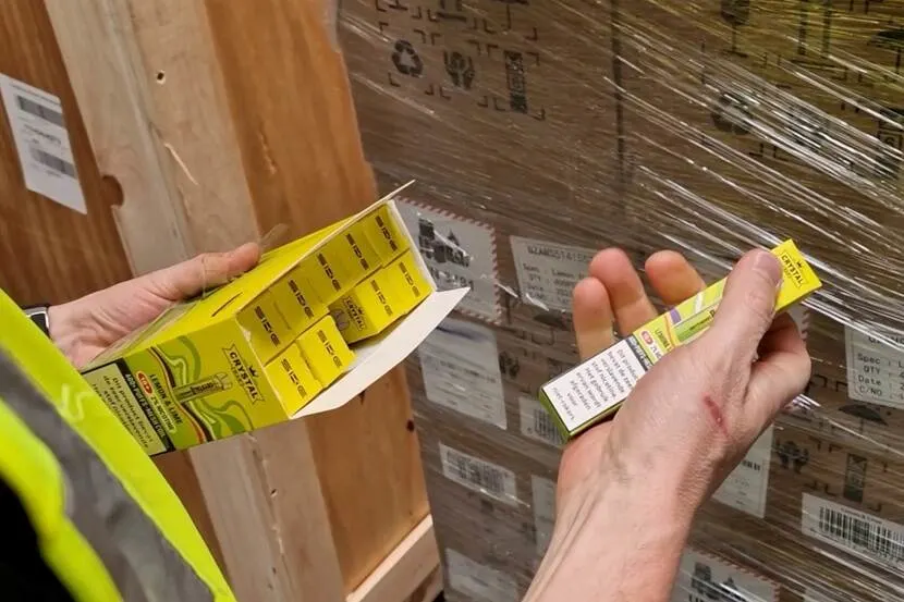 Tienduizenden illegale zoete vapes ontdekt in loods bij Schiphol