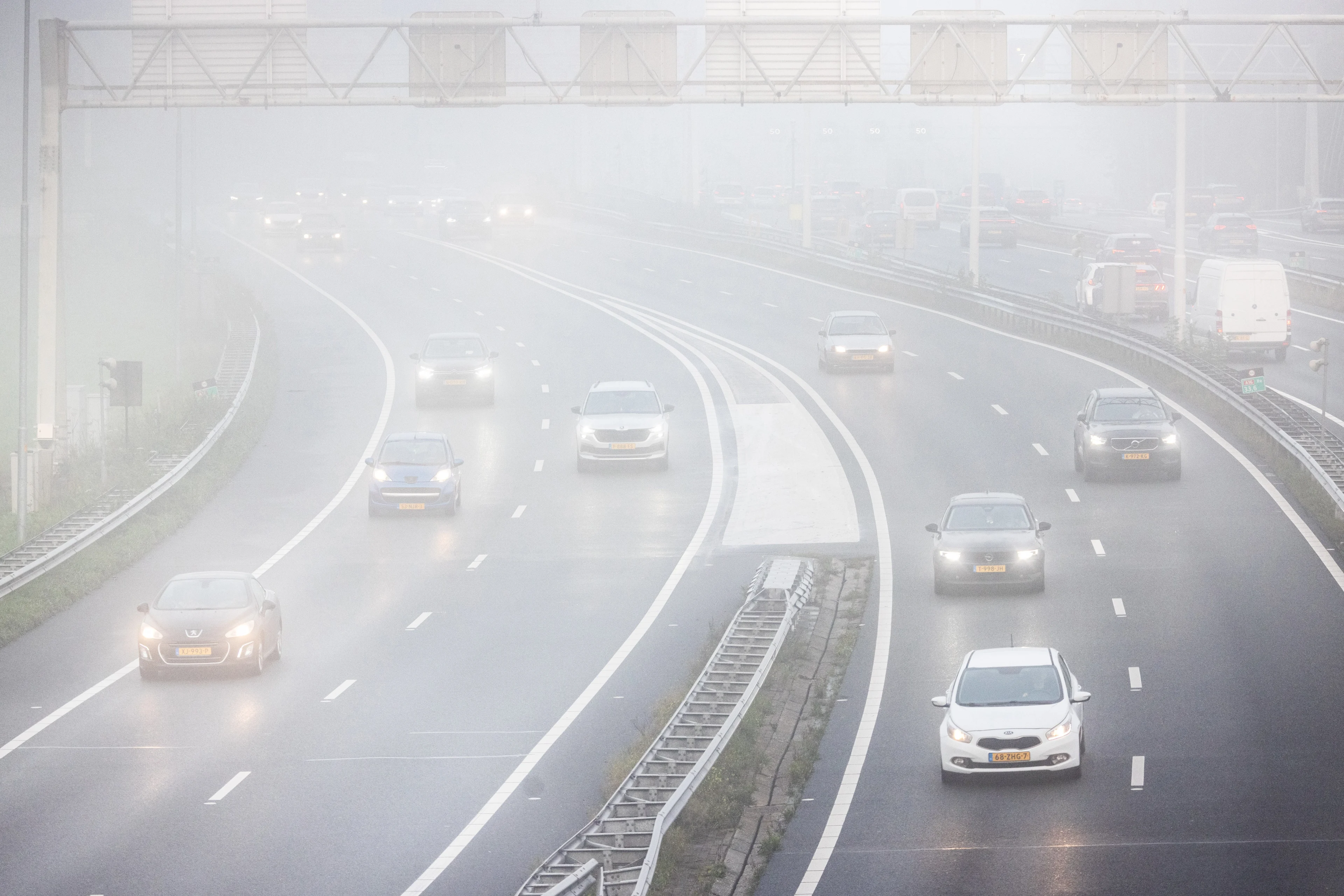 KNMI waarschuwt voor dichte mist: kan zorgen voor gevaarlijke situaties