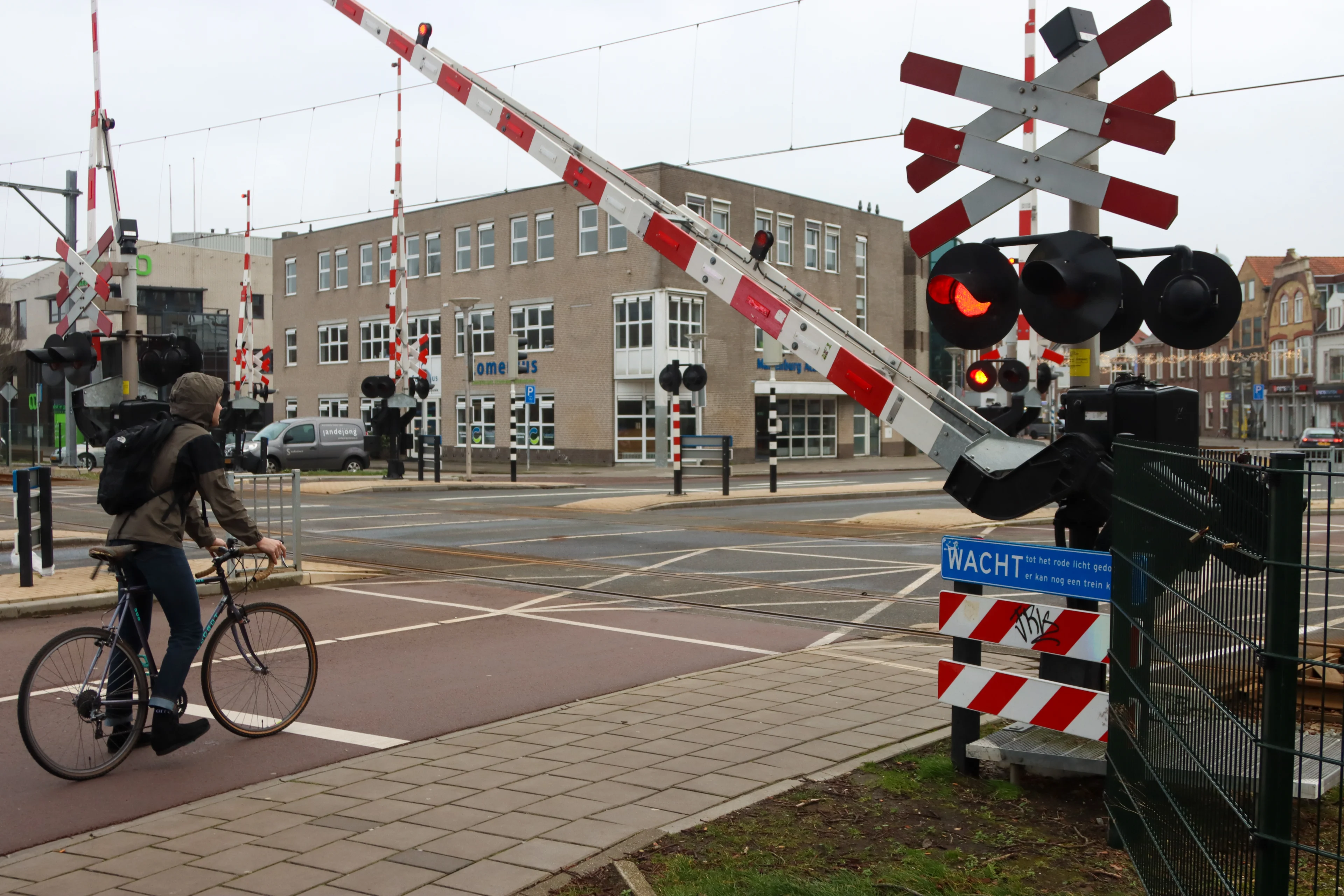 Dronken Leeuwarder doet push-ups op spoorwegovergang, politie grijpt in